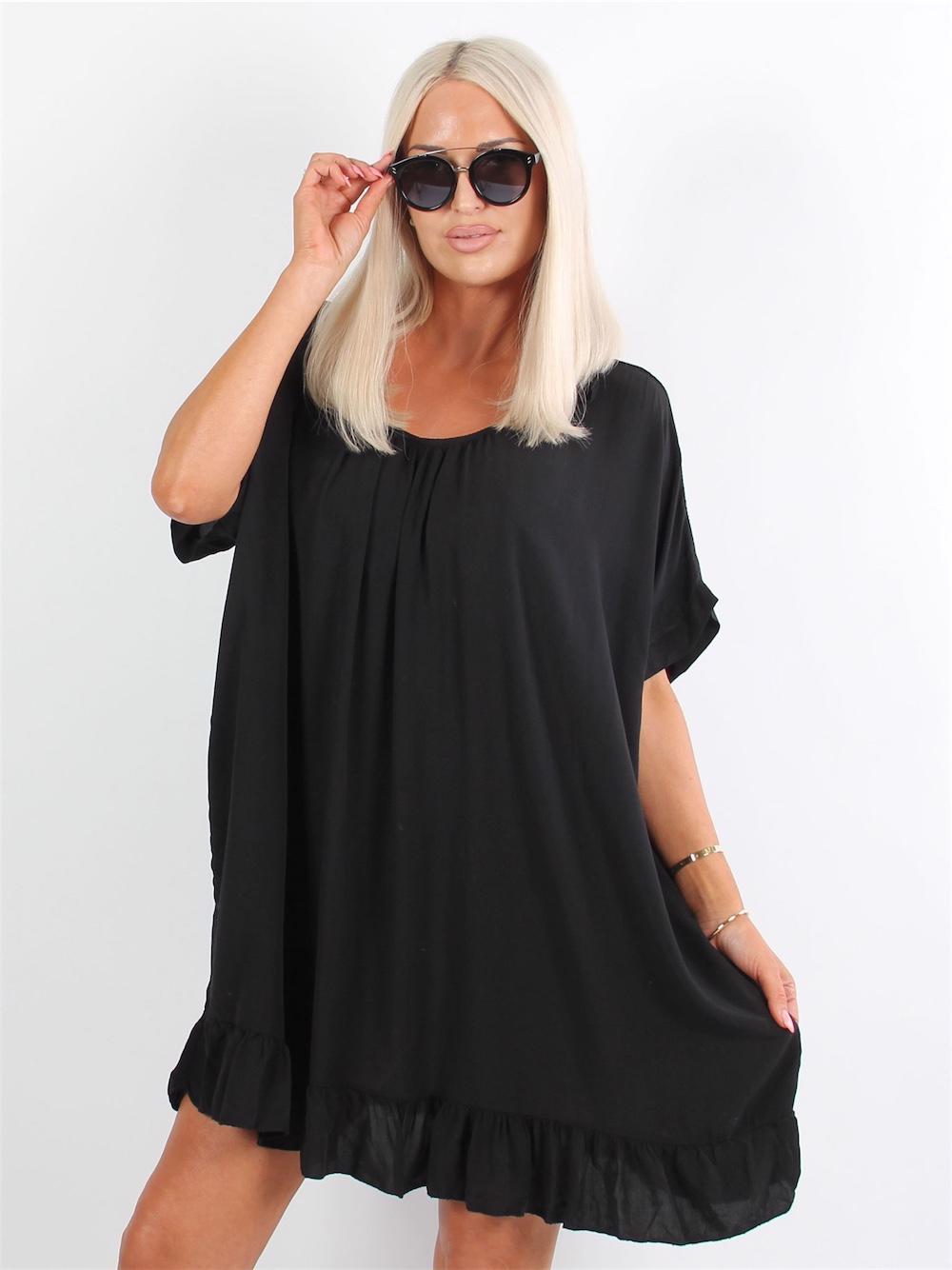 Florida - Sort bluse med lille flæsekant i bunden og dyb ryg