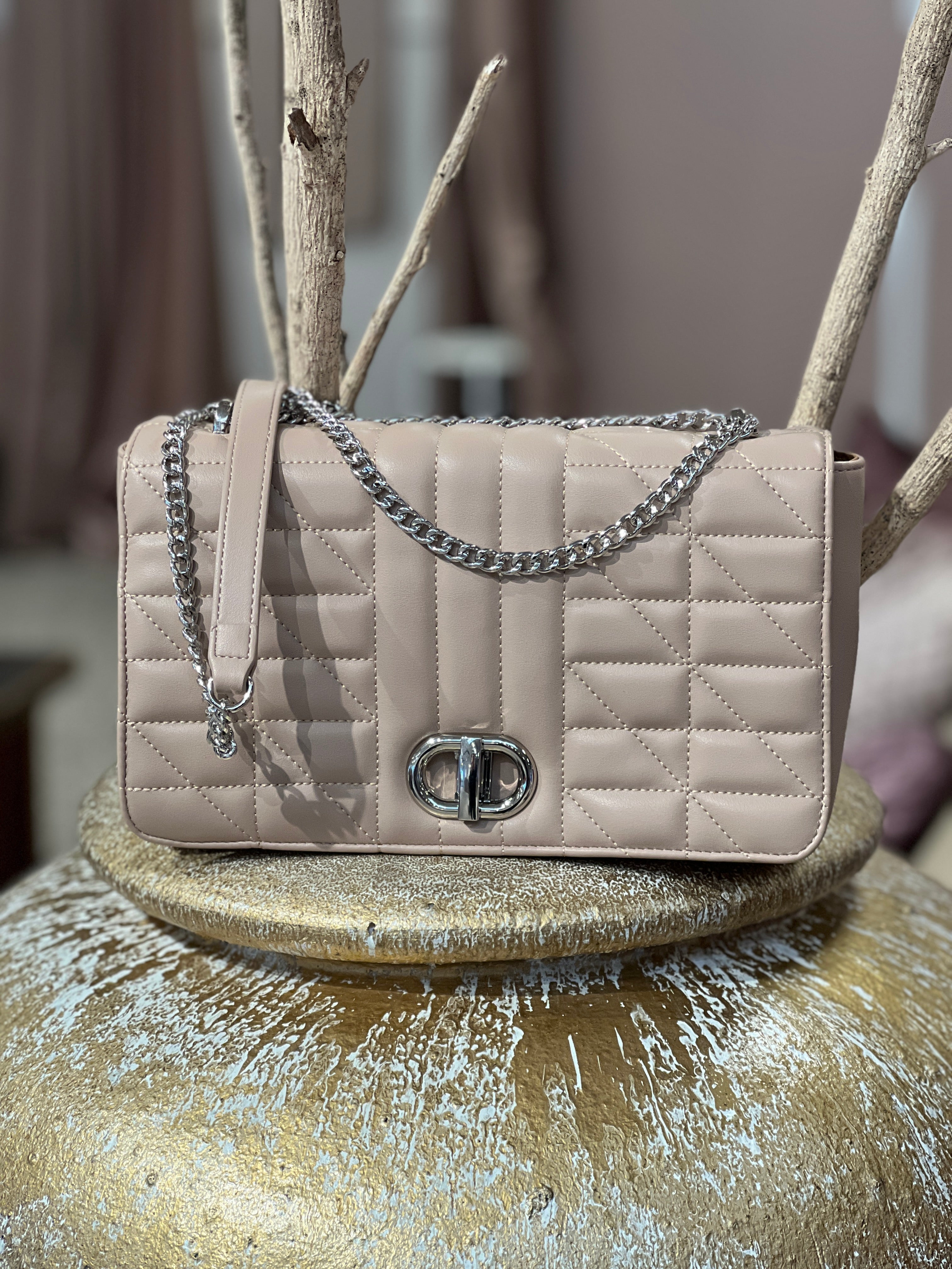 Hallie - Stor crossbag med sølv kæde og lukning