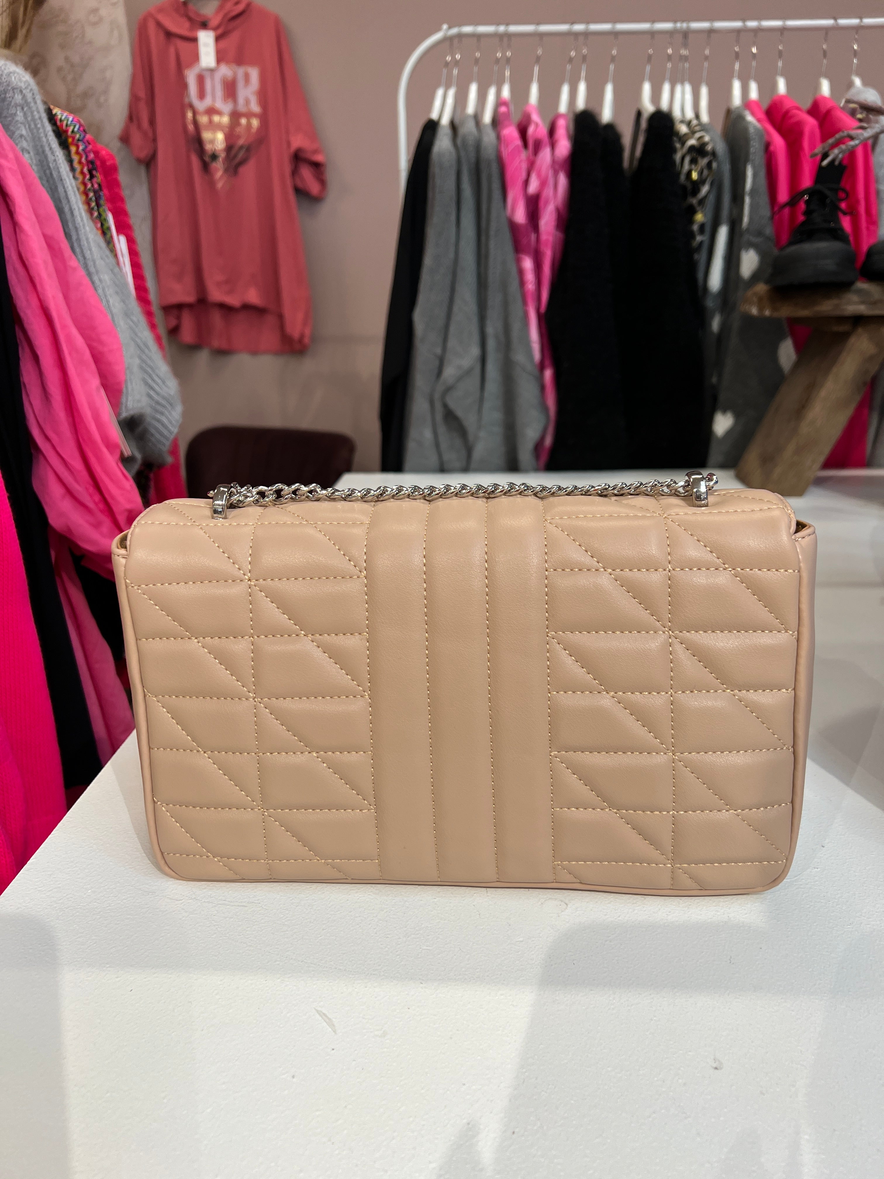 Hallie - Stor crossbag med sølv kæde og lukning