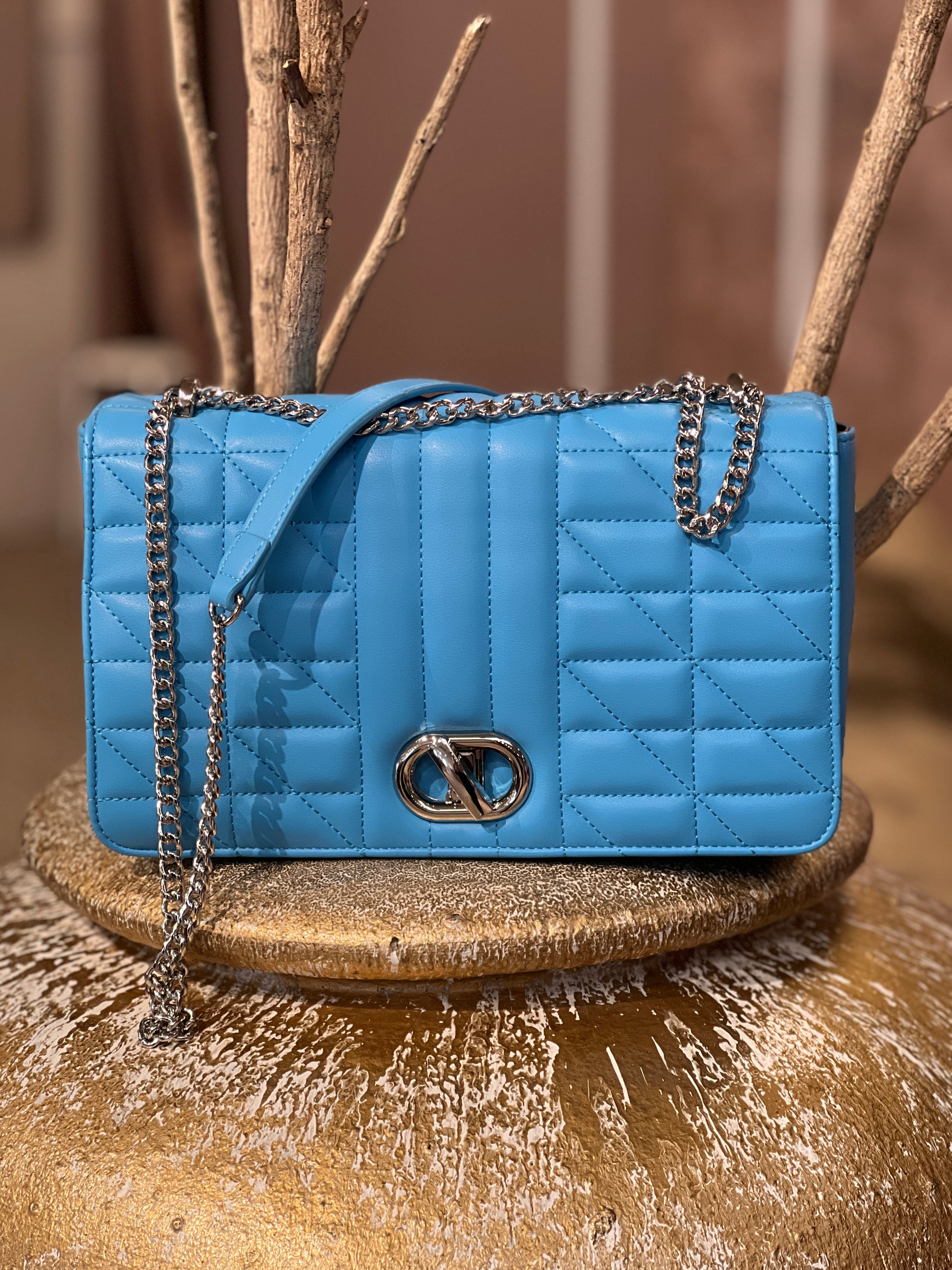 Hallie - Stor crossbag med sølv kæde og lukning