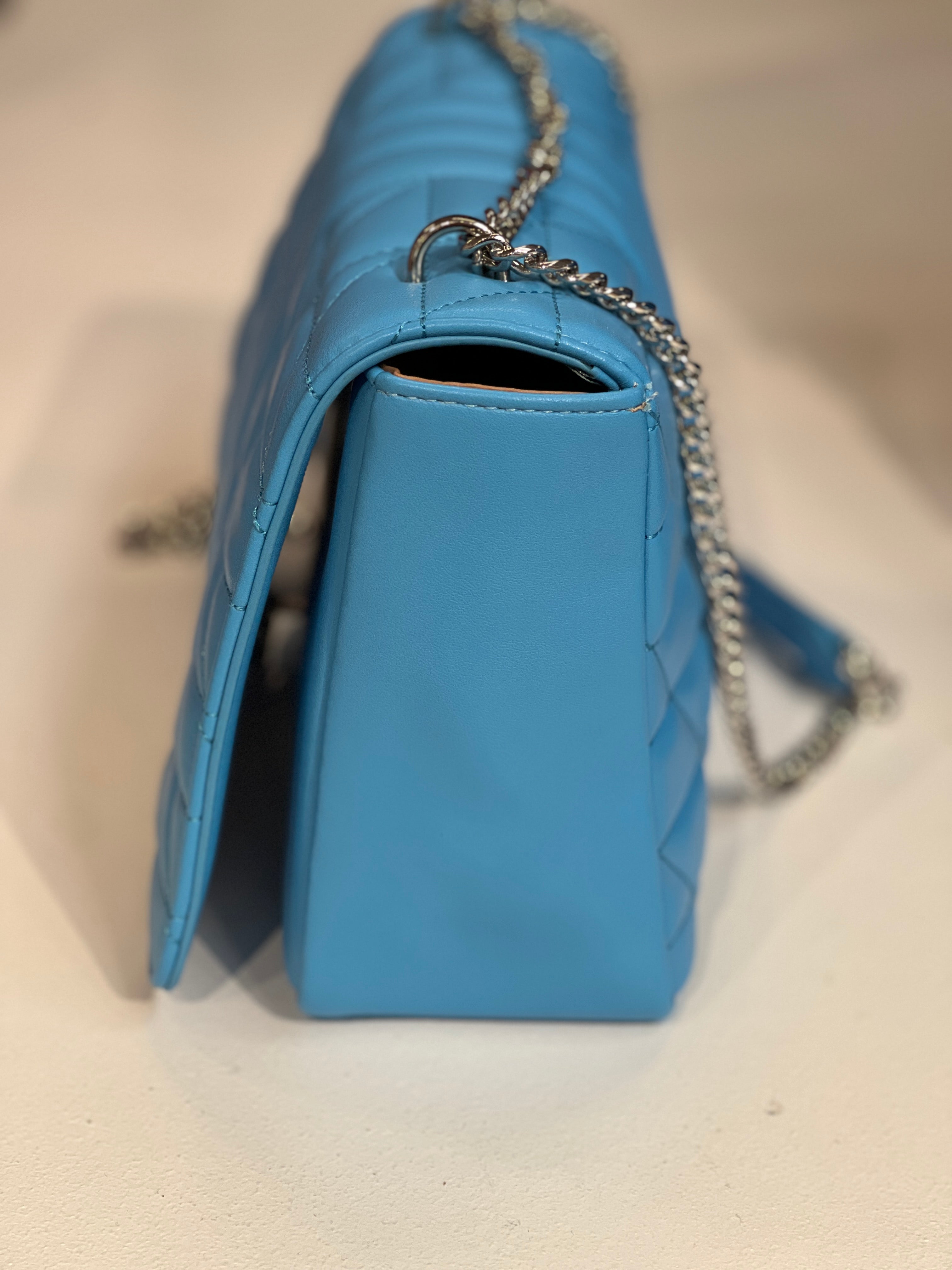 Hallie - Stor crossbag med sølv kæde og lukning