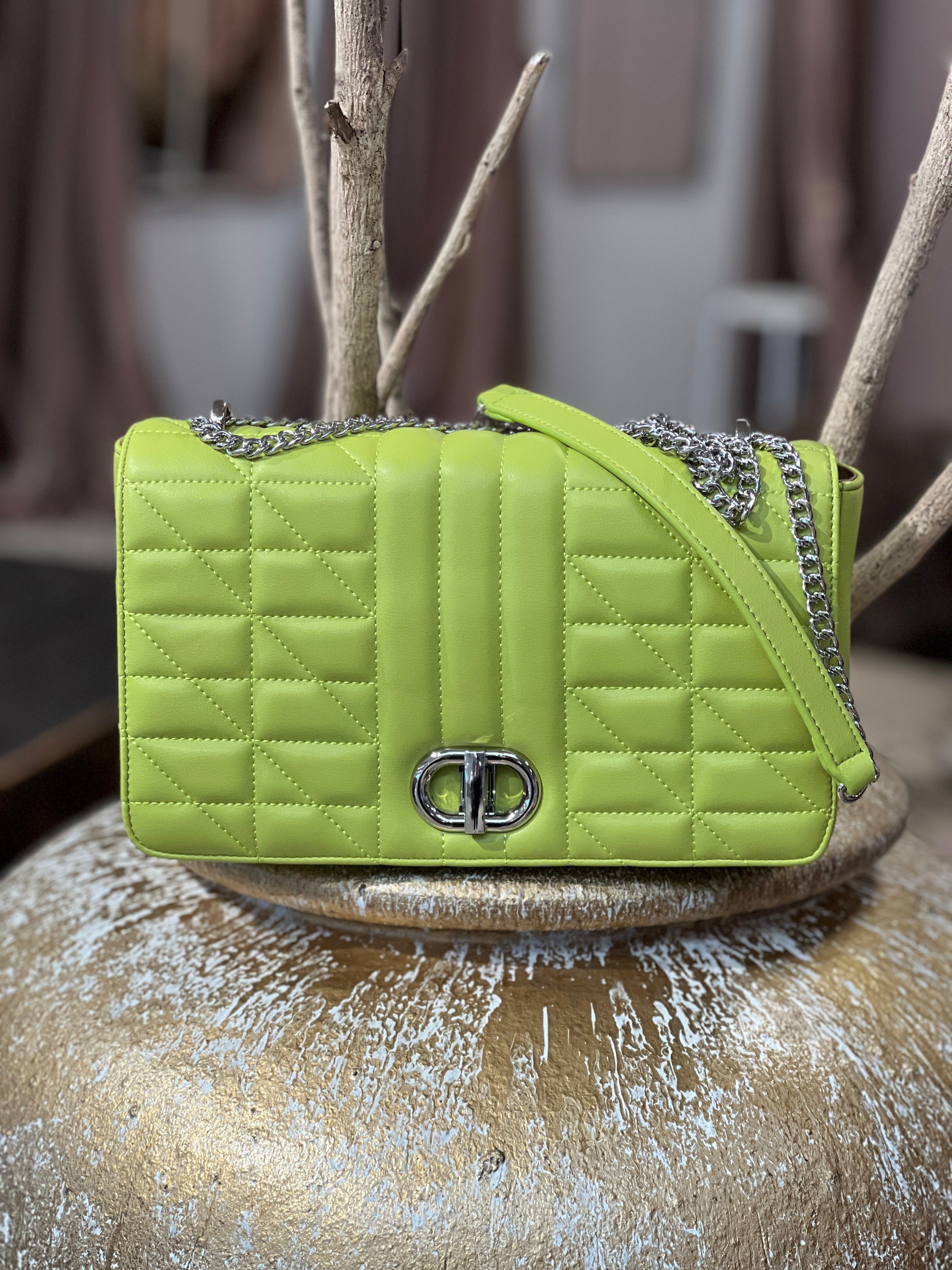 Hallie - Stor crossbag med sølv kæde og lukning