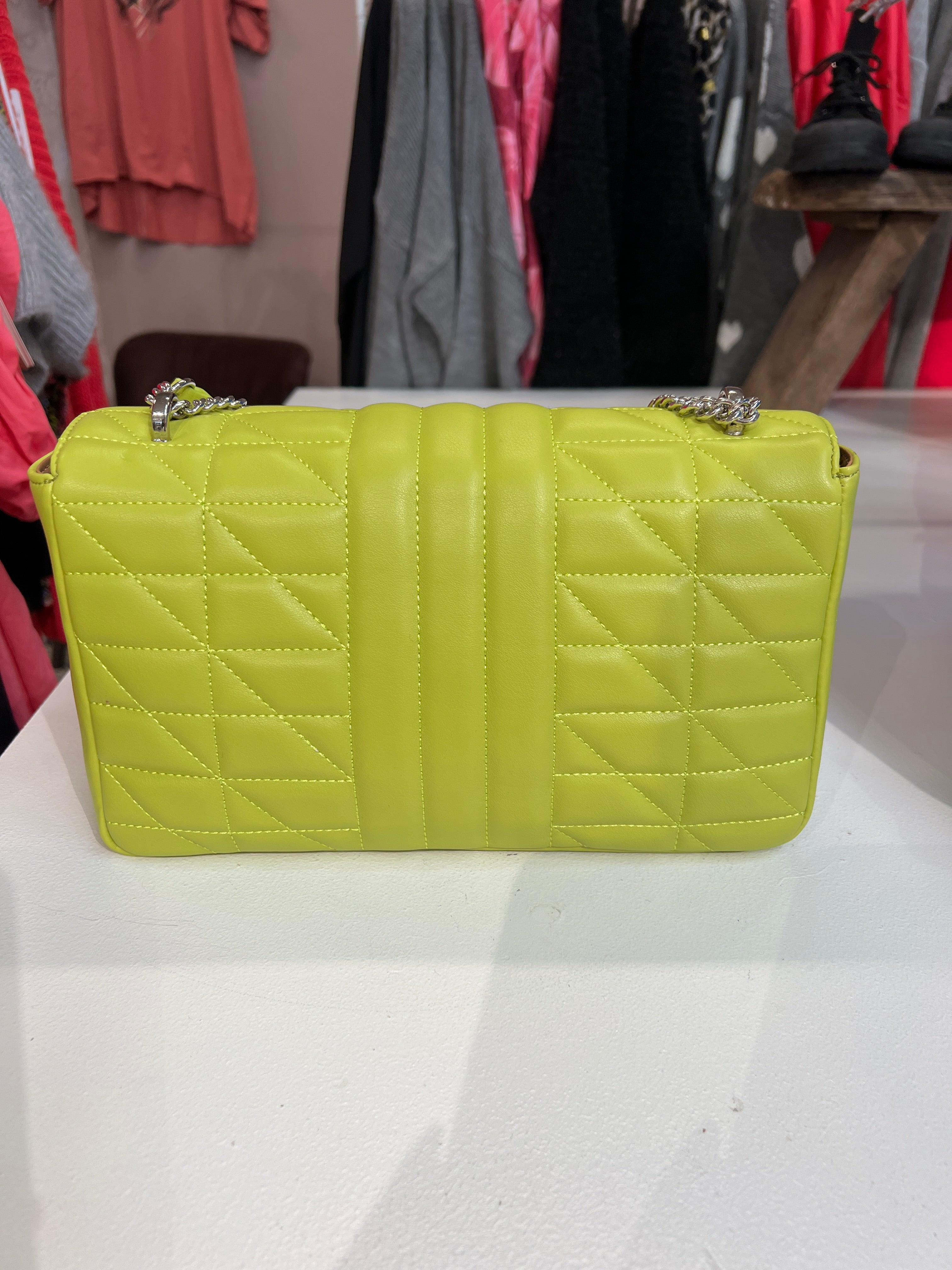 Hallie - Stor crossbag med sølv kæde og lukning