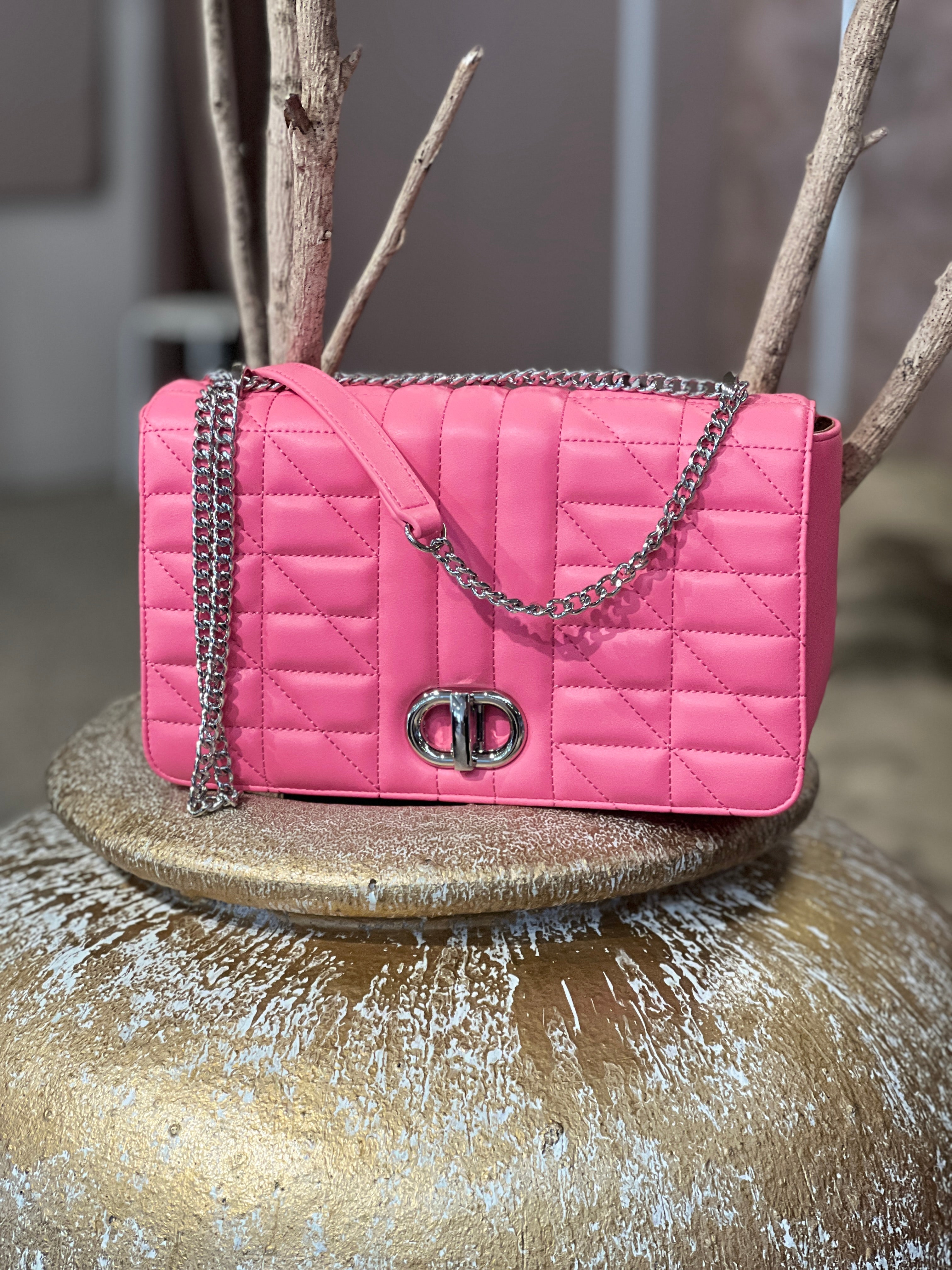 Hallie - Stor crossbag med sølv kæde og lukning