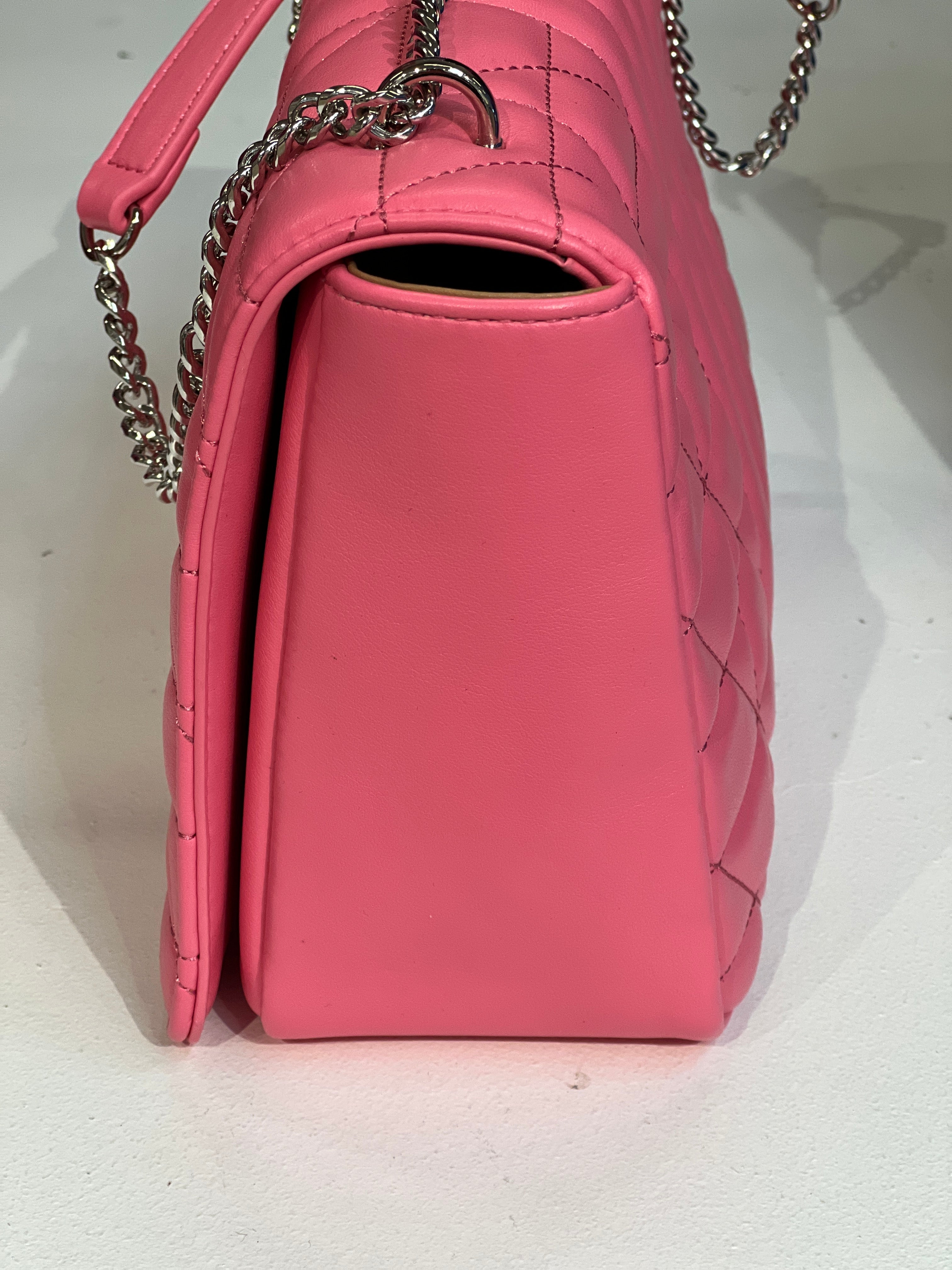 Hallie - Stor crossbag med sølv kæde og lukning