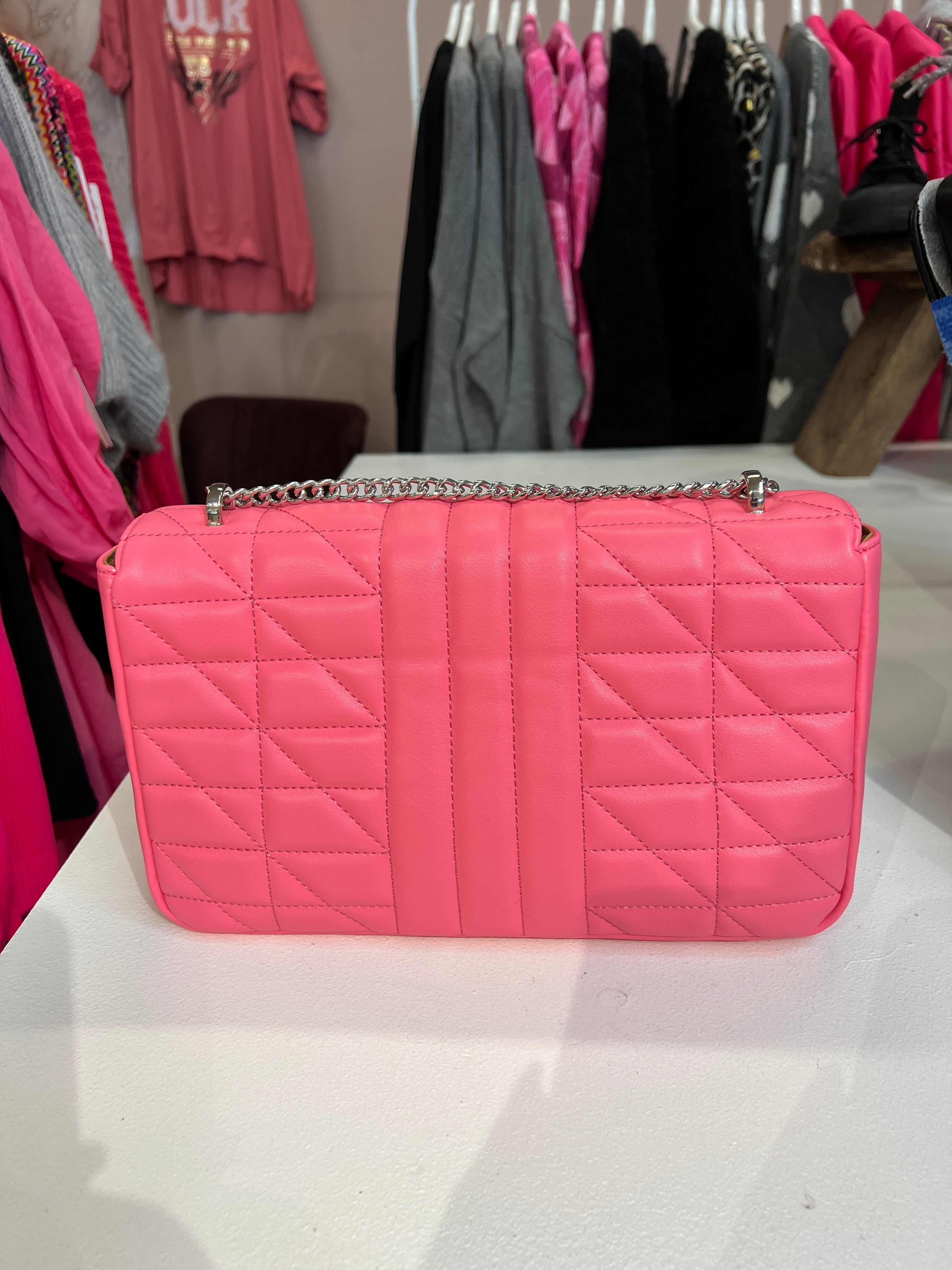 Hallie - Stor crossbag med sølv kæde og lukning