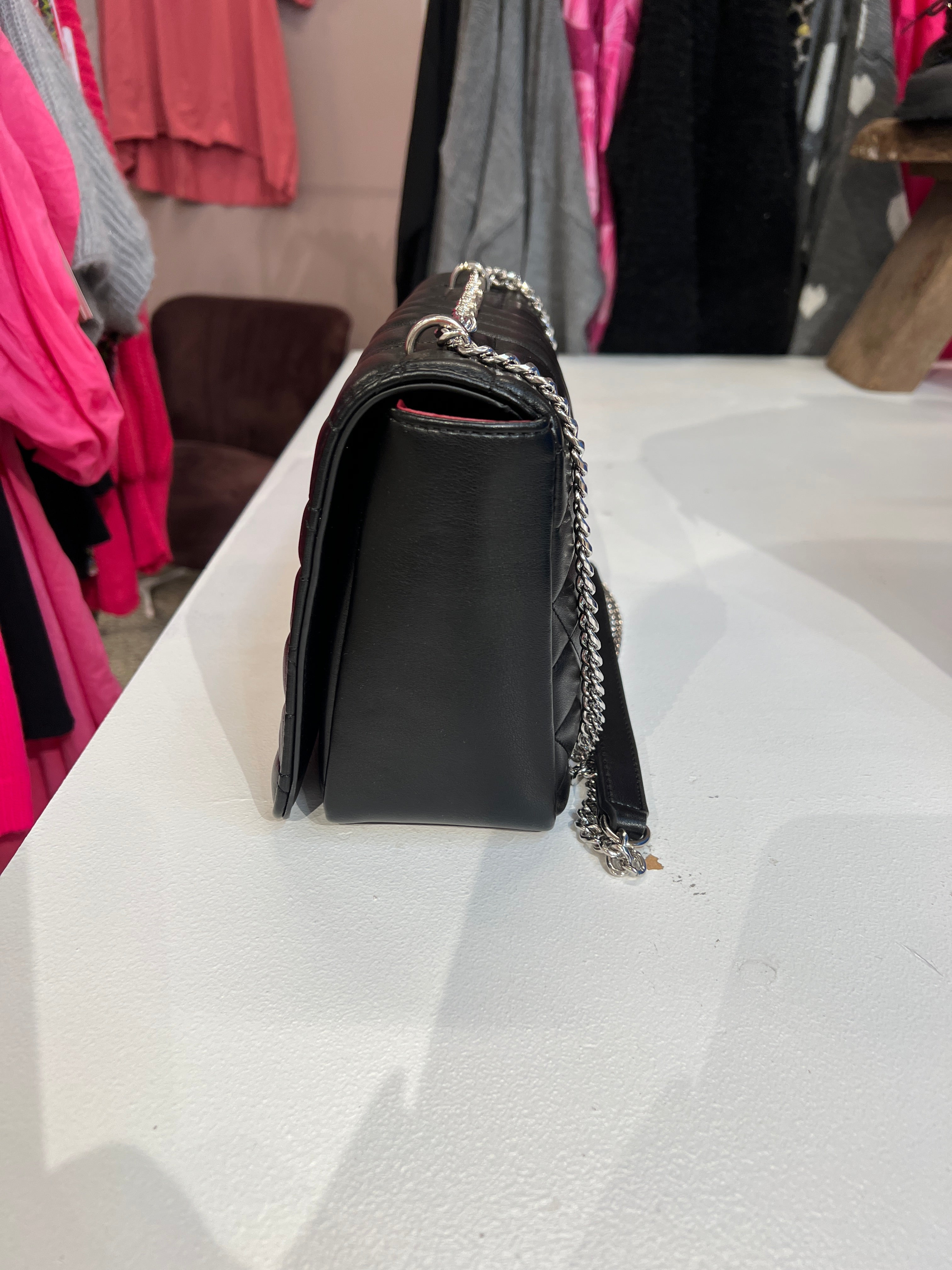 Hallie - Stor crossbag med sølv kæde og lukning