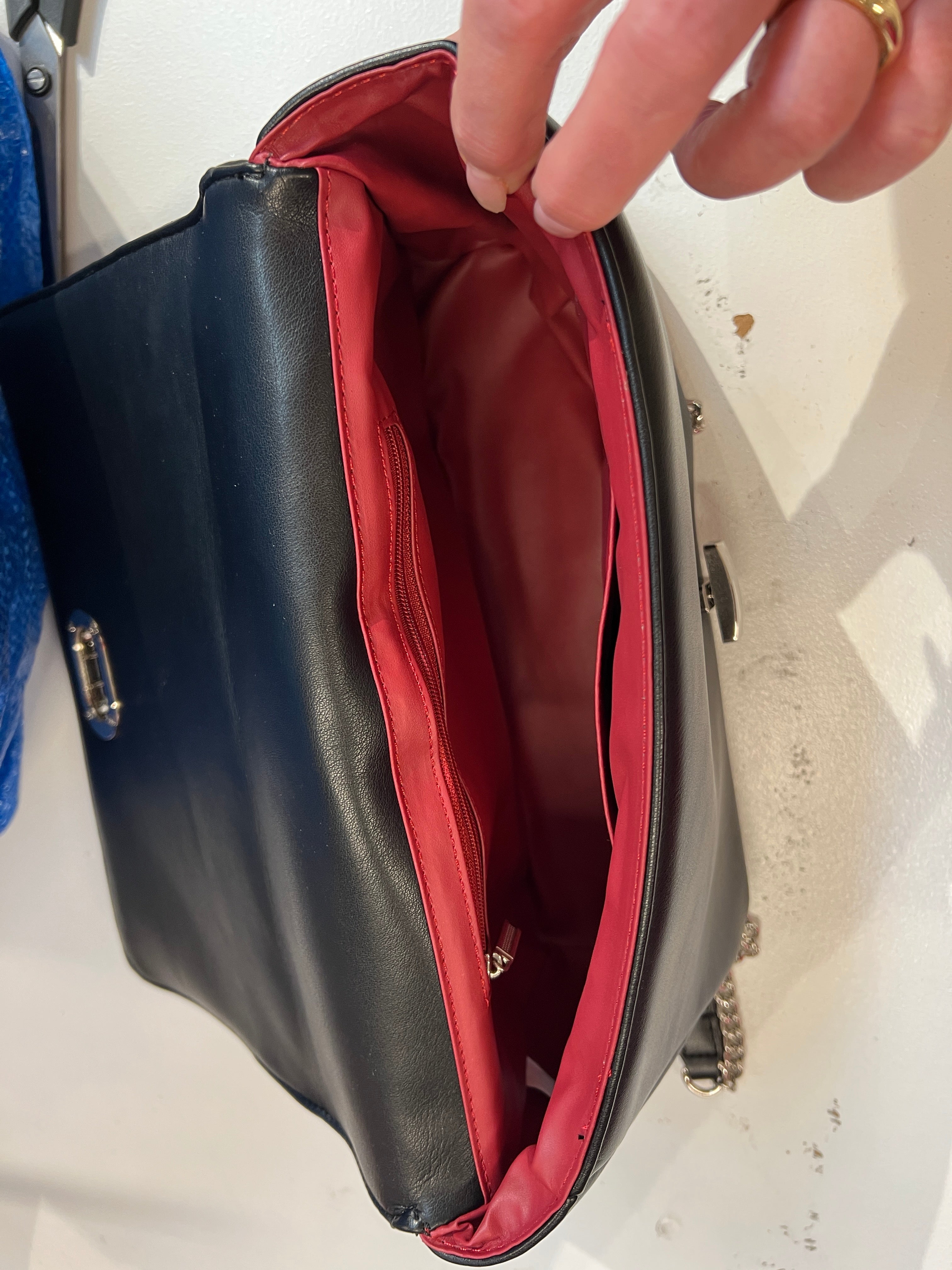 Hallie - Stor crossbag med sølv kæde og lukning