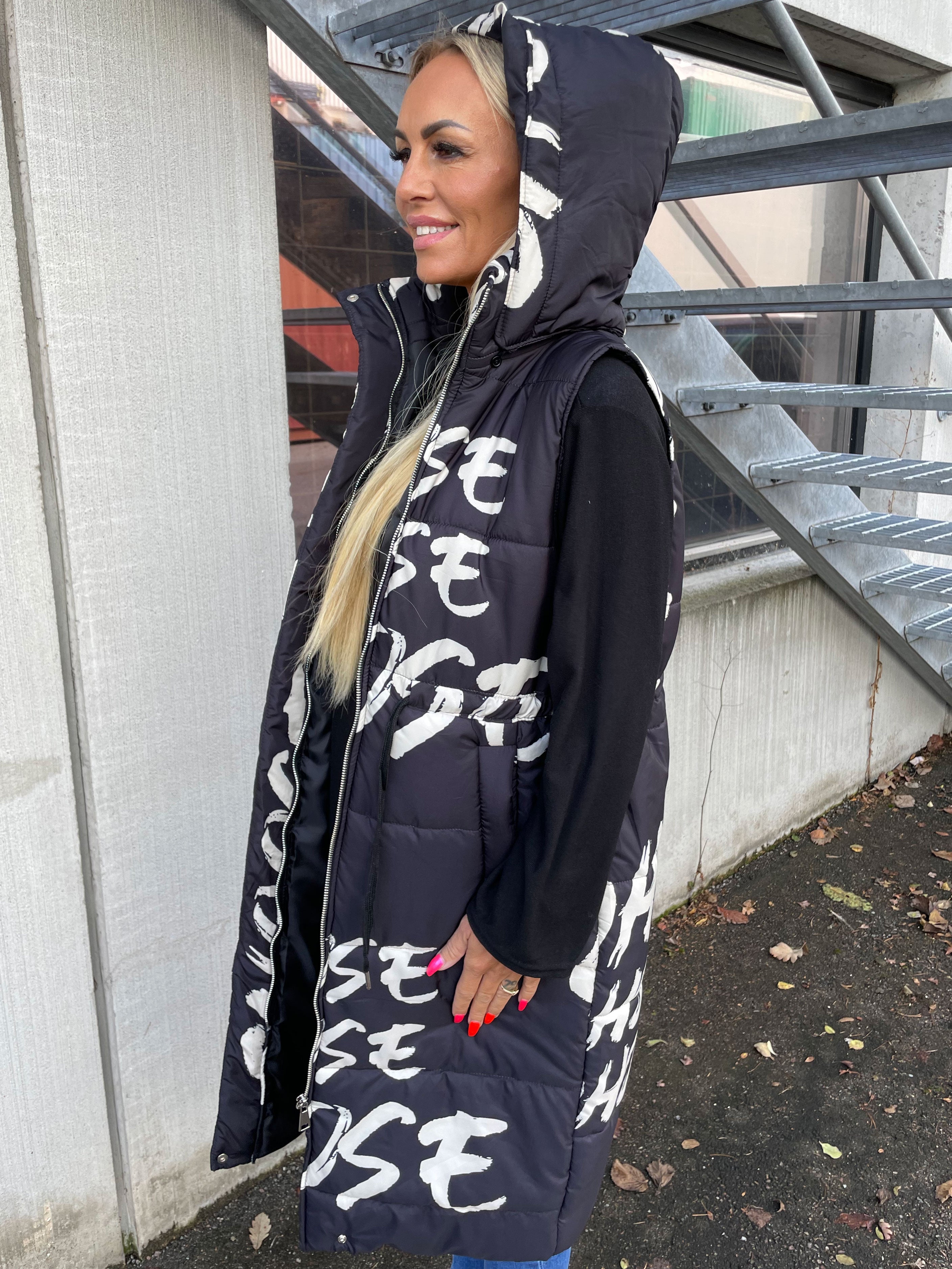 Aisha - Cool vest med skrift