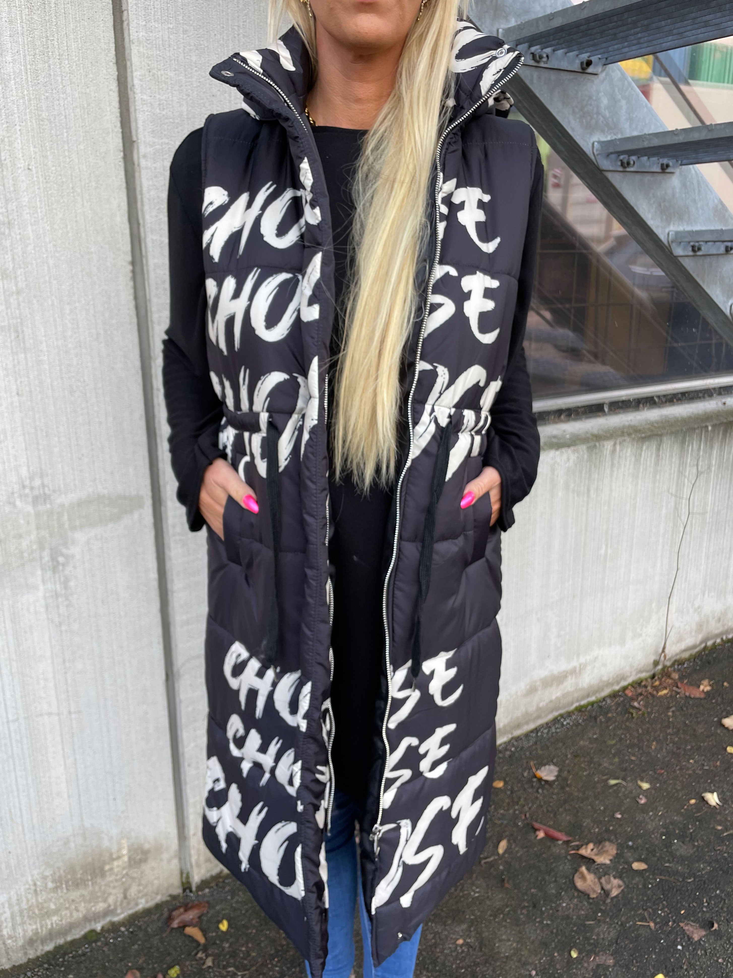 Aisha - Cool vest med skrift