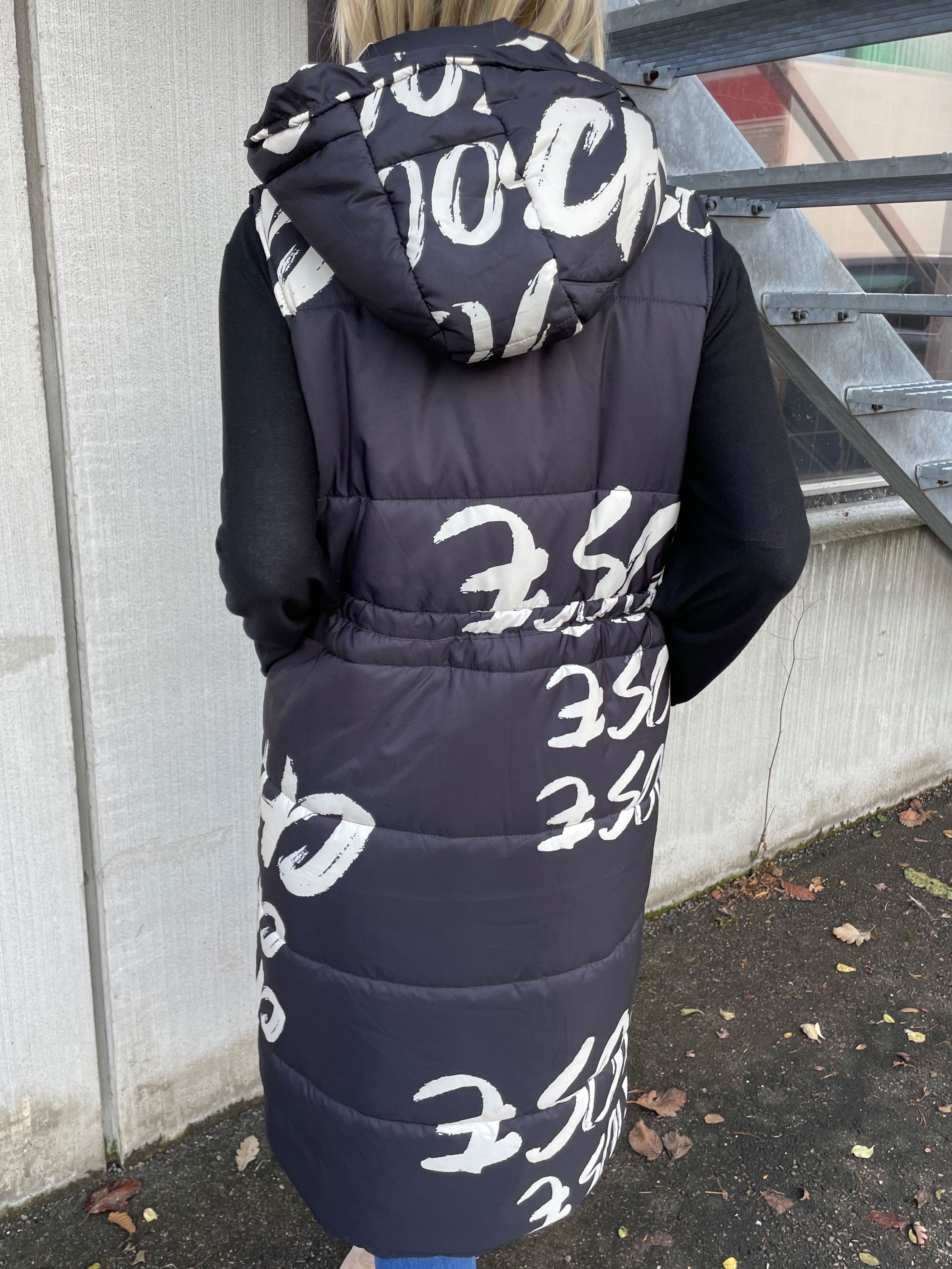 Aisha - Cool vest med skrift