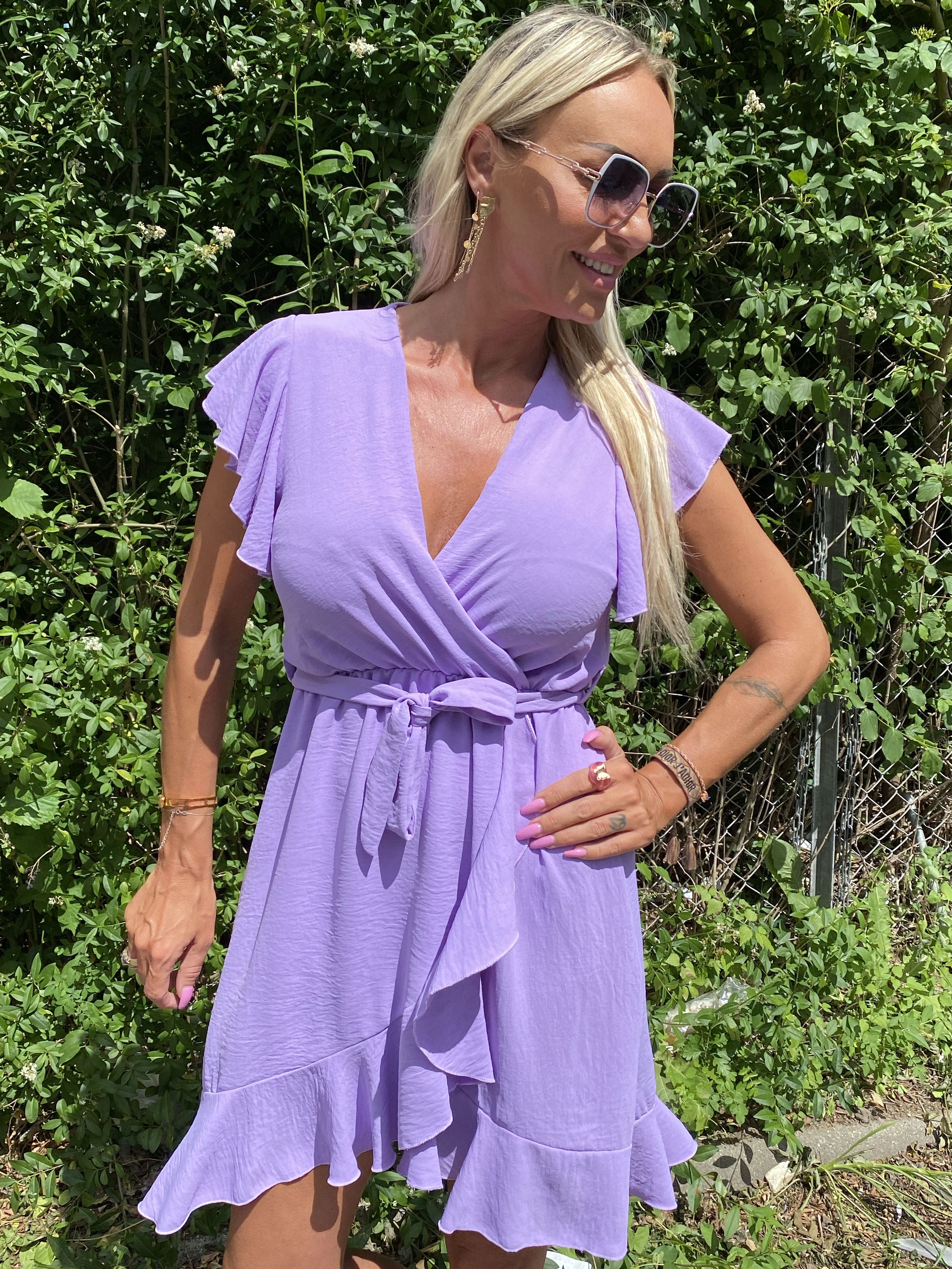 Josefine - Kjole med søde flæsedetaljer og bindebånd