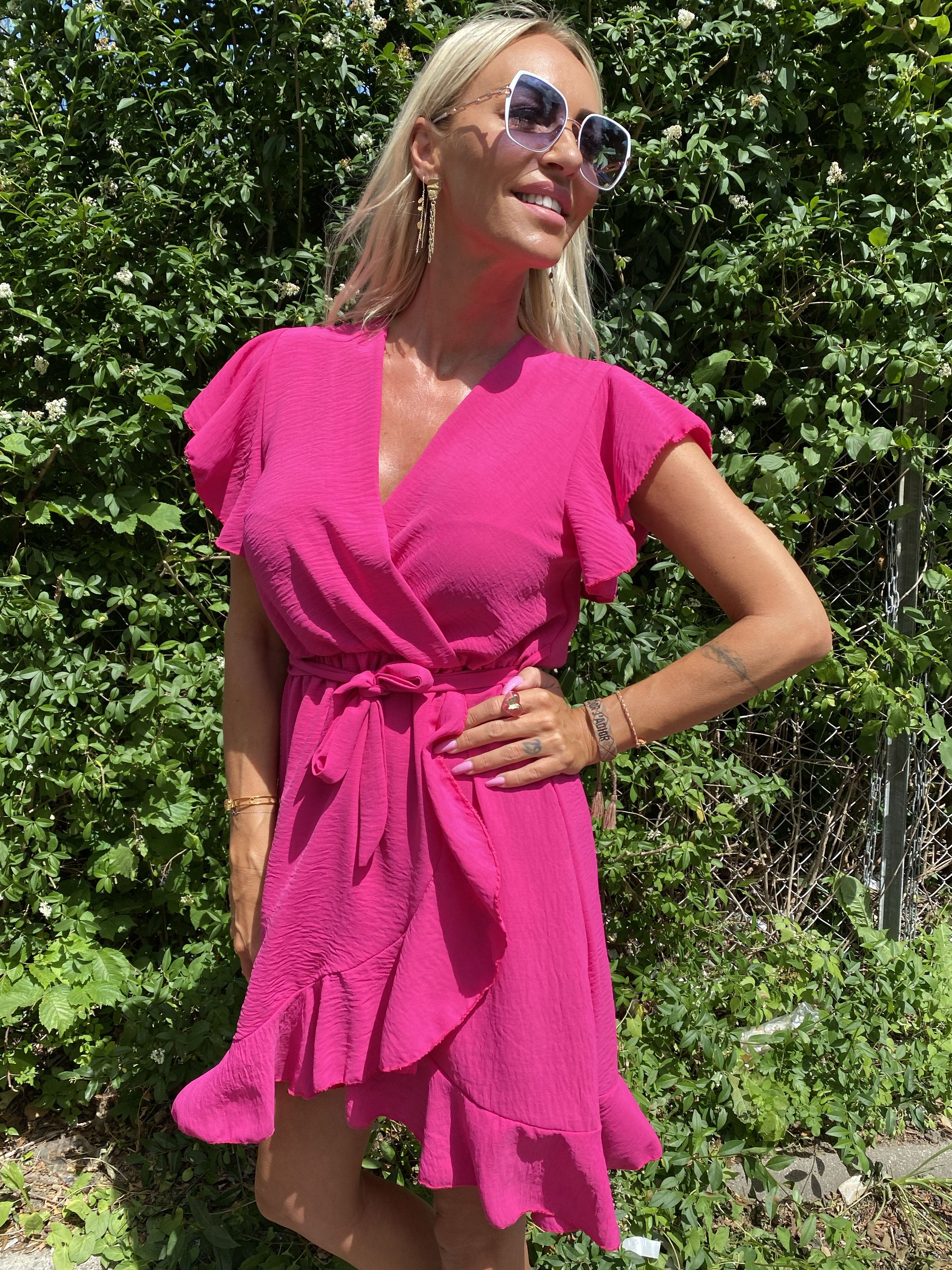 Josefine - Kjole med søde flæsedetaljer og bindebånd