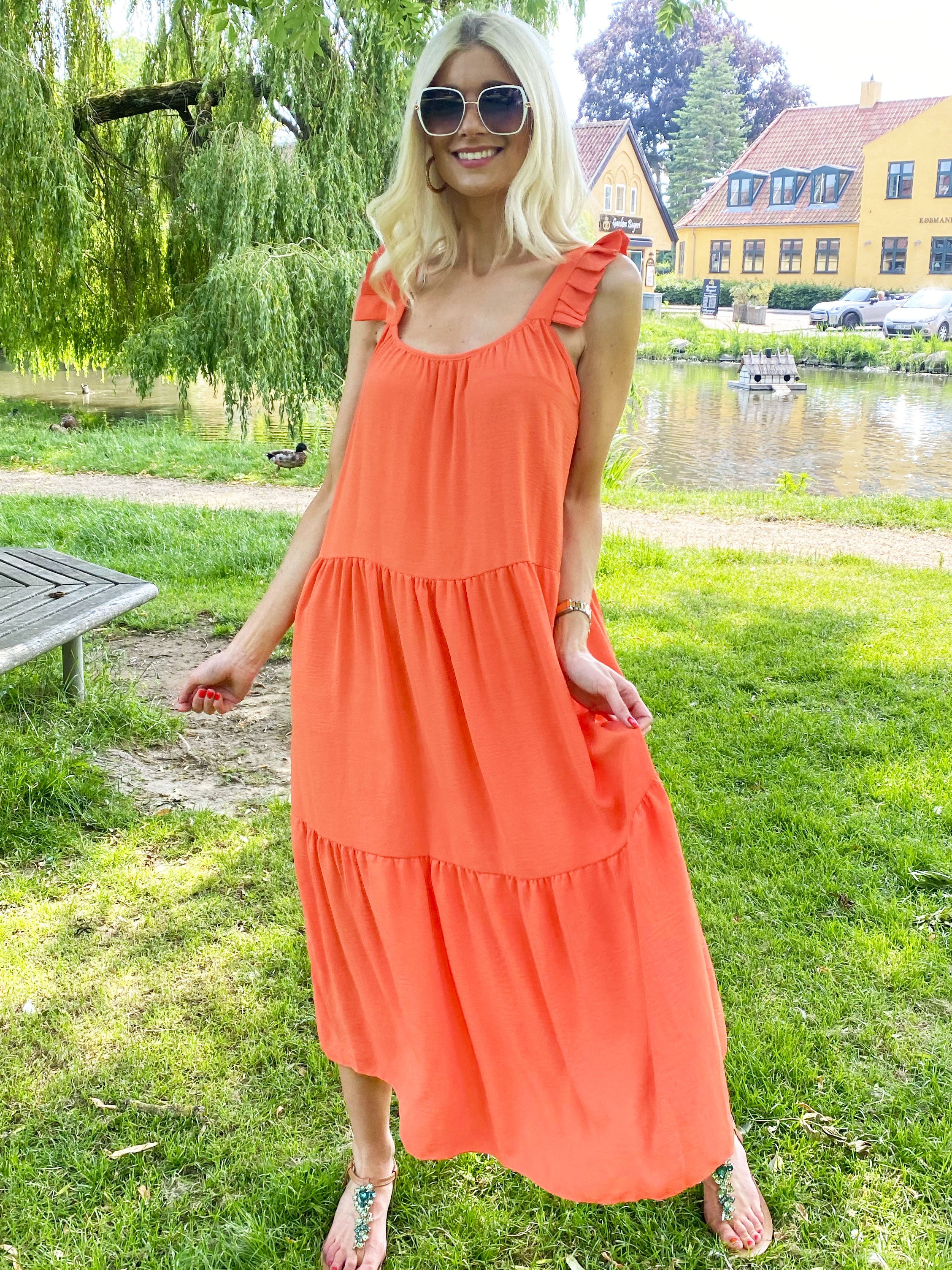 Kelly - Lang kjole med flæser på stropperne