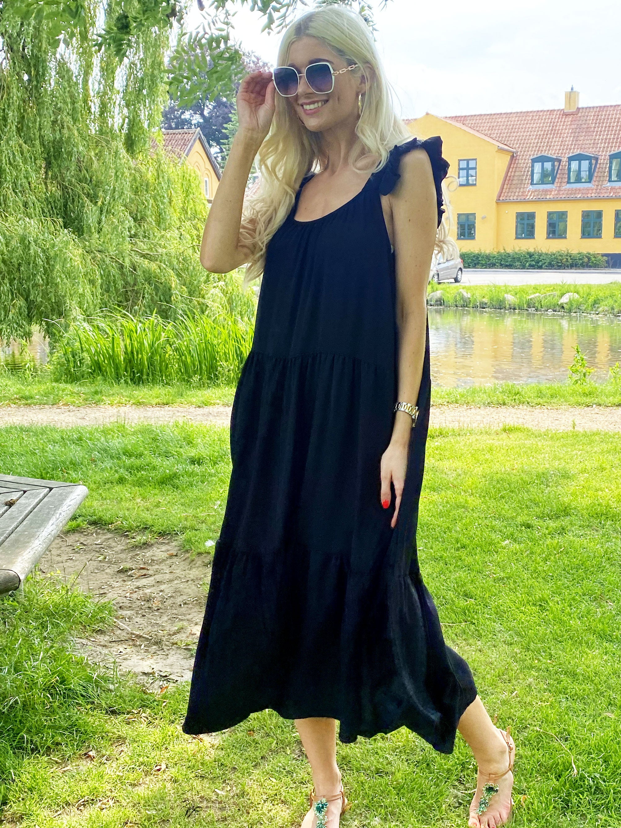 Kelly - Lang kjole med flæser på stropperne