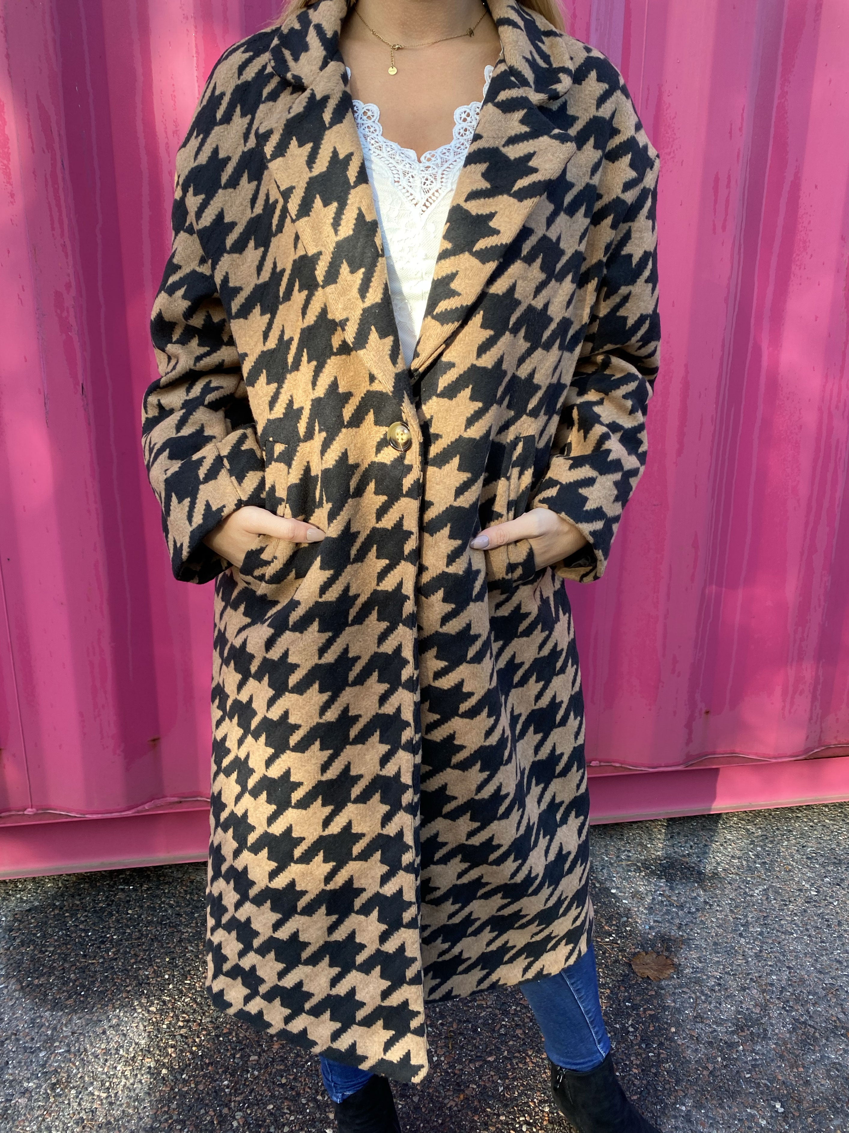 Kerry - Camelfarvet jakke i hanefjedstern