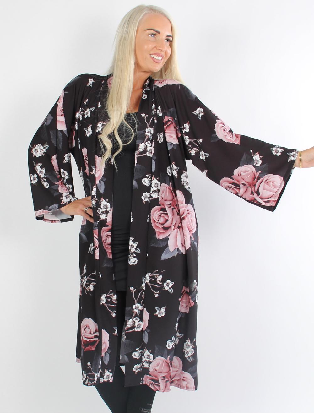 Sinda - Sort kimono med blomstermotiv og bindebåndsbælte