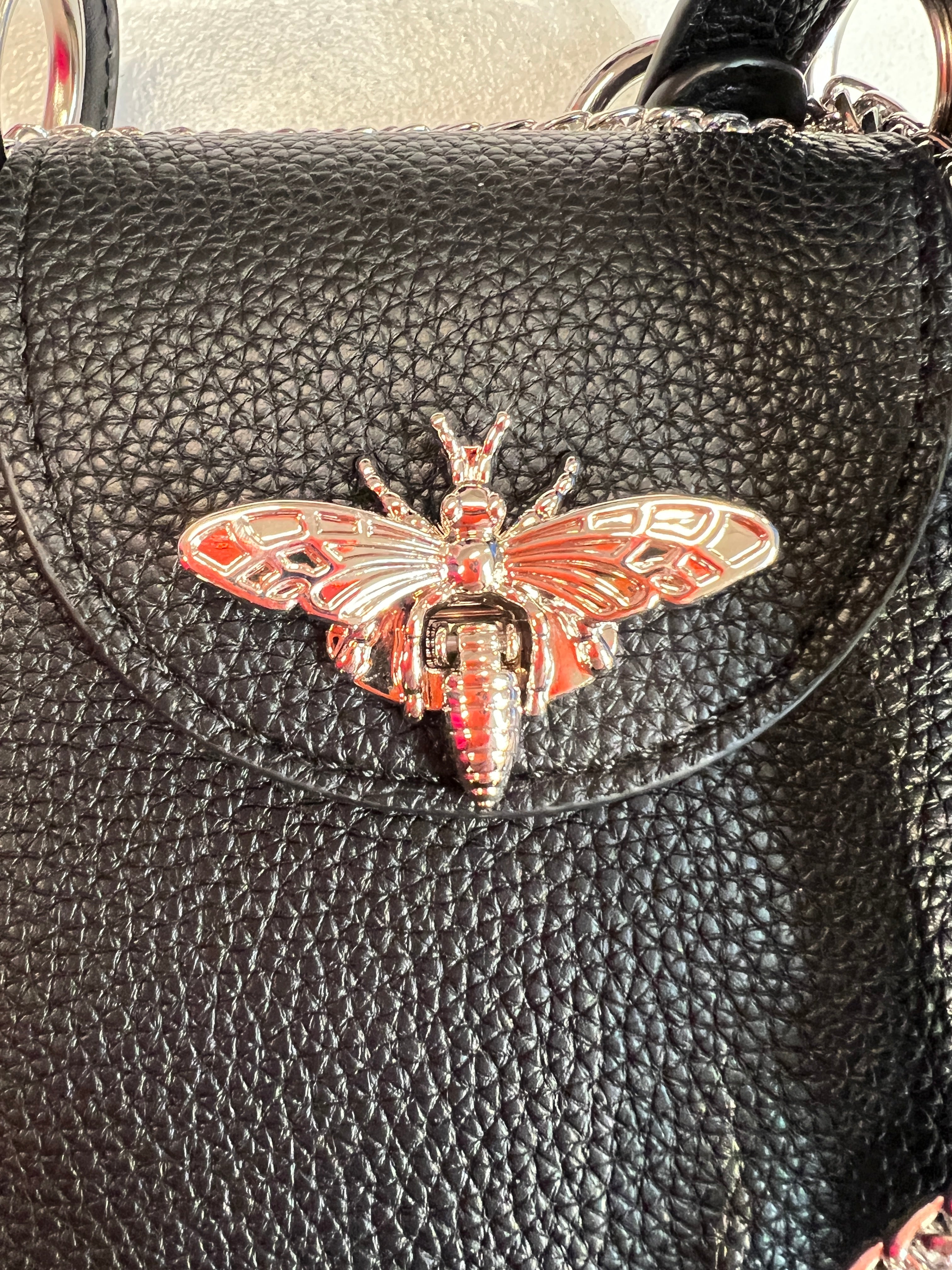 Layla - Cool lille taske med sølv kæde og bi-lukning