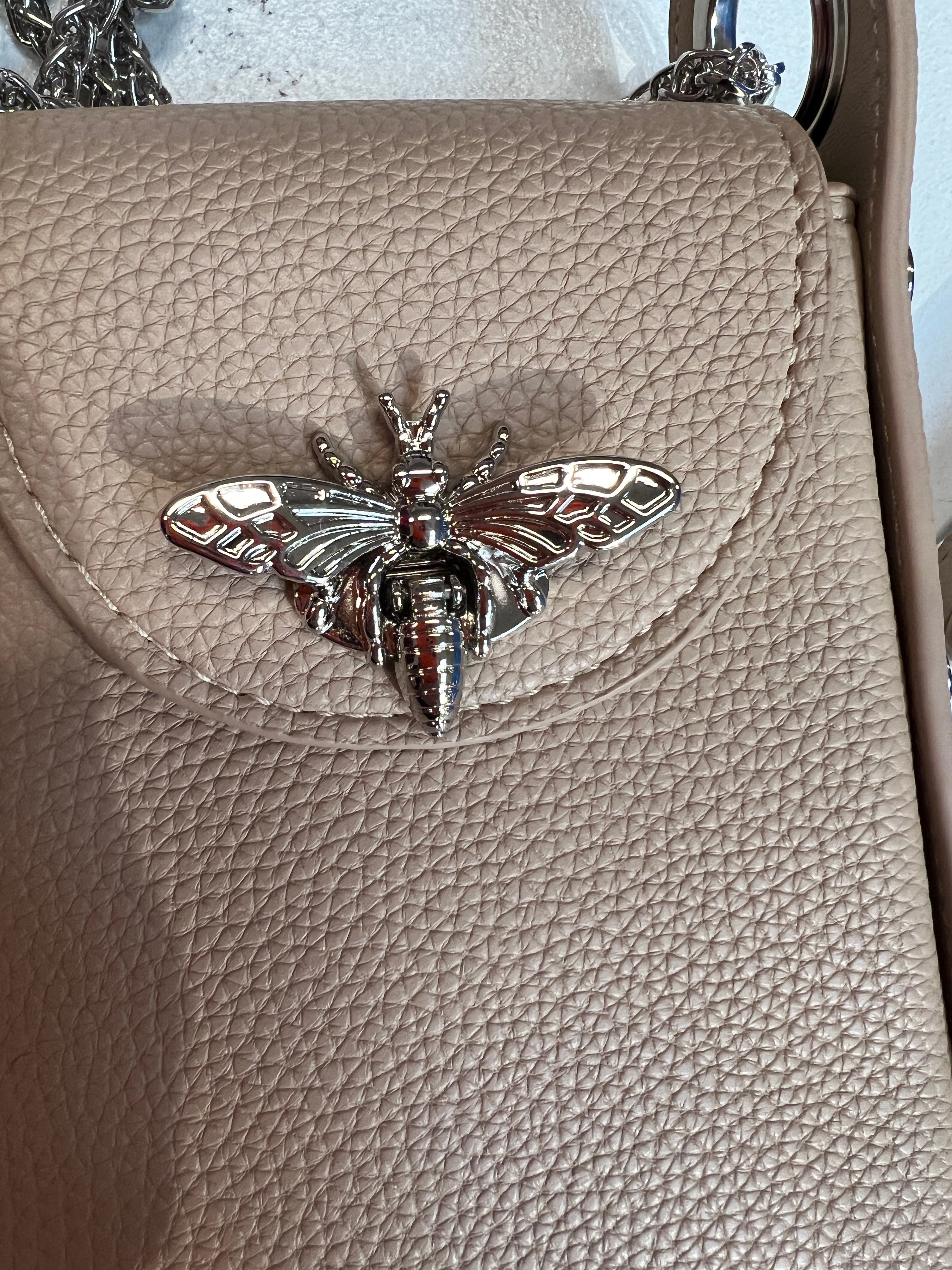 Layla - Cool lille taske med sølv kæde og bi-lukning