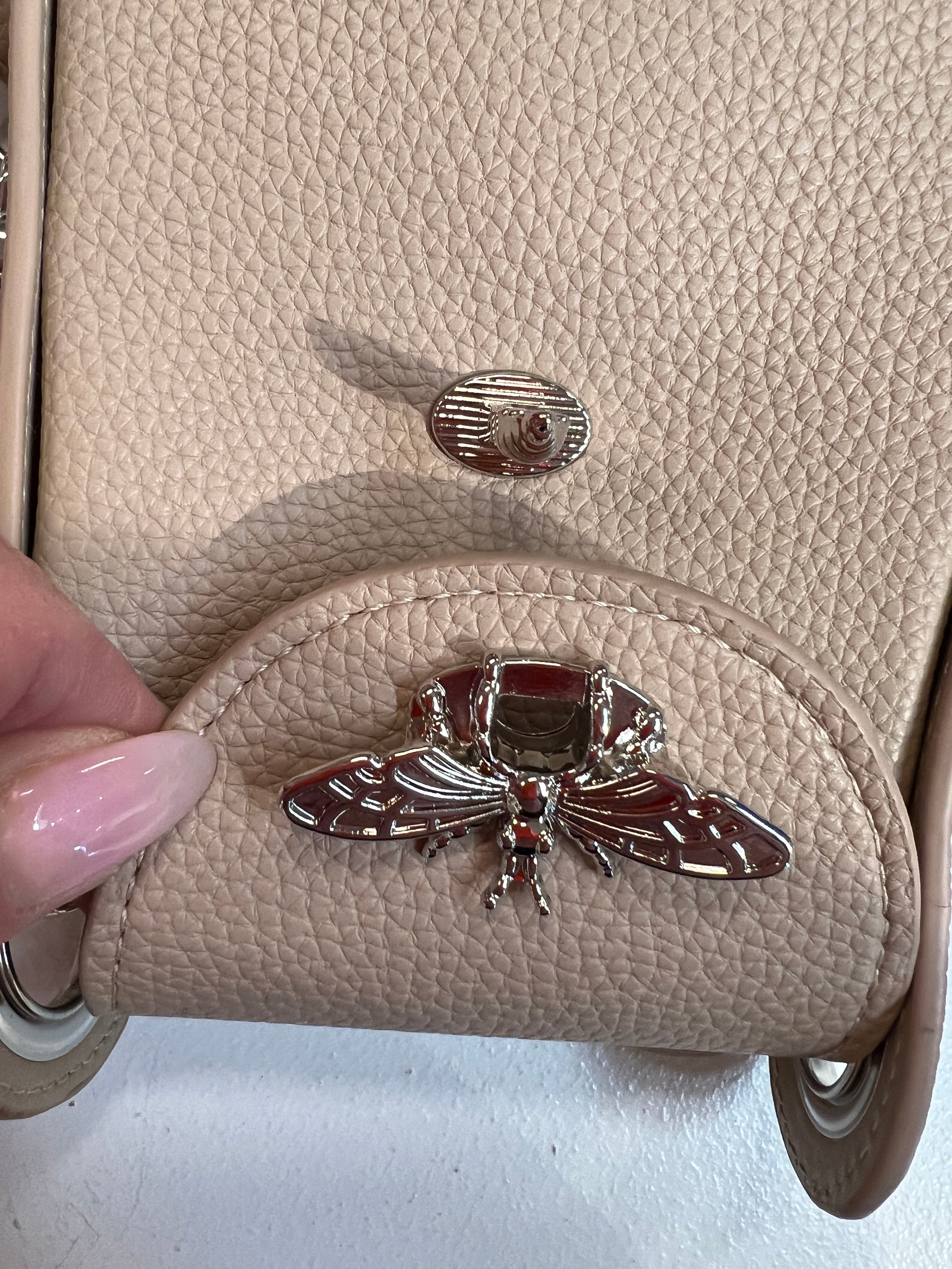 Layla - Cool lille taske med sølv kæde og bi-lukning