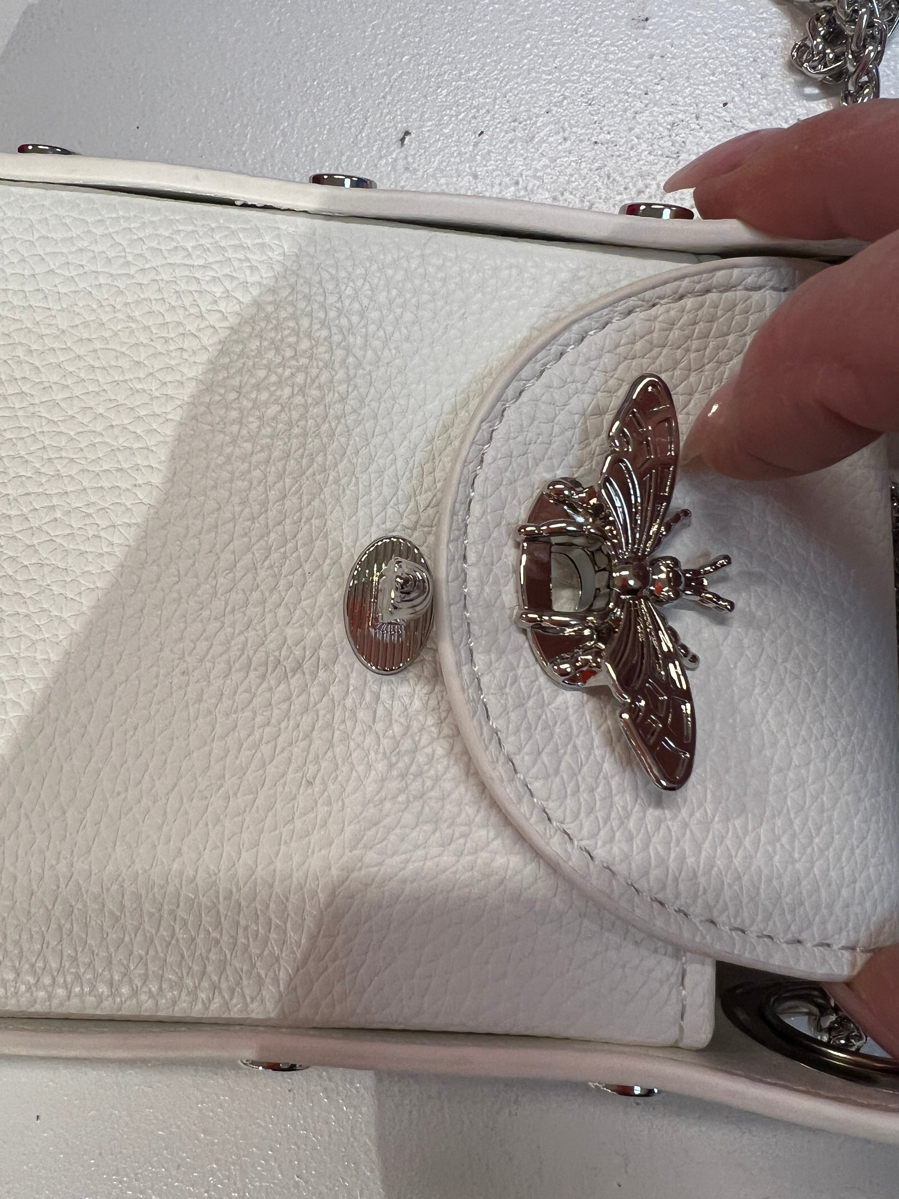 Layla - Cool lille taske med sølv kæde og bi-lukning