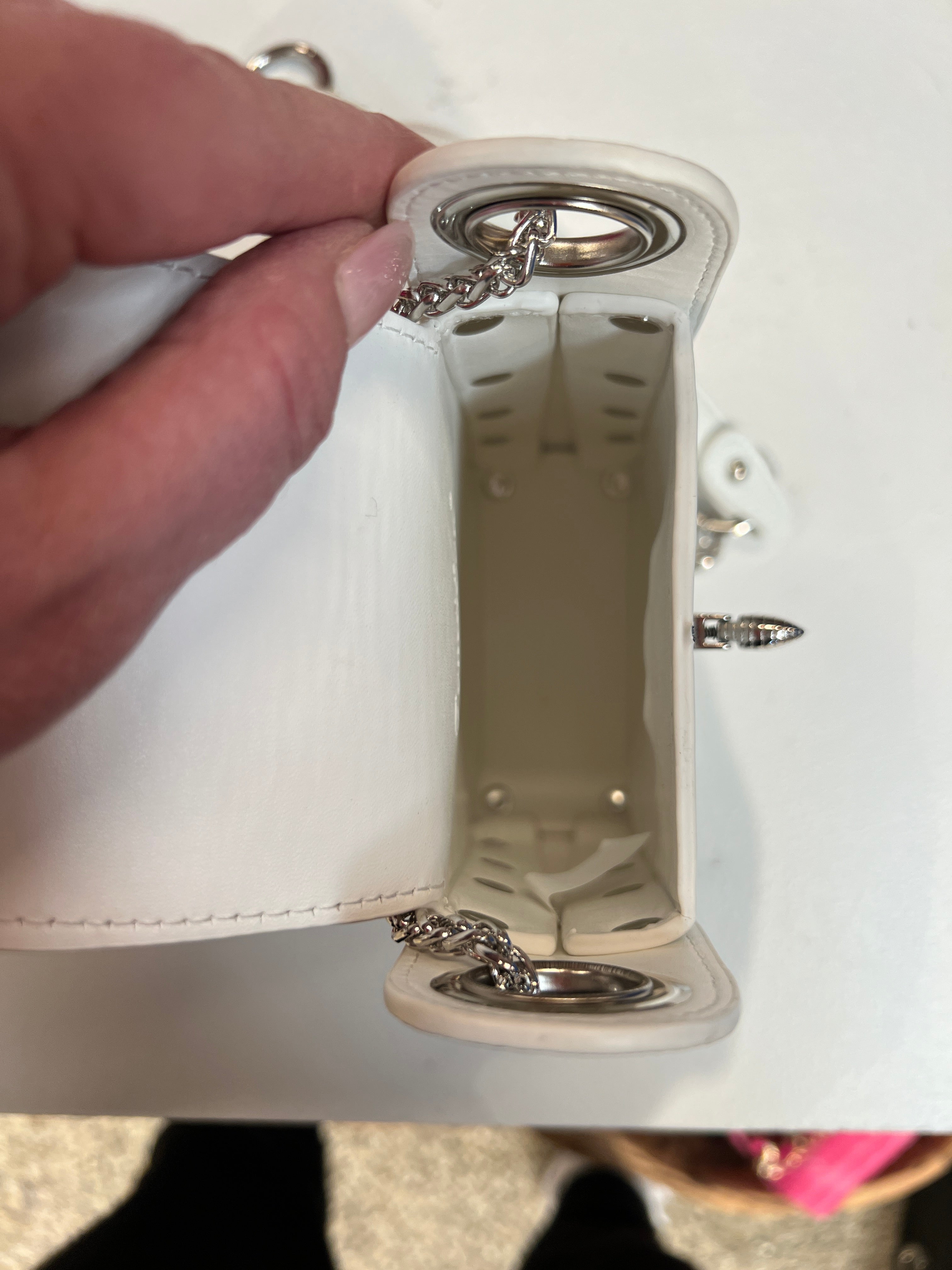 Layla - Cool lille taske med sølv kæde og bi-lukning