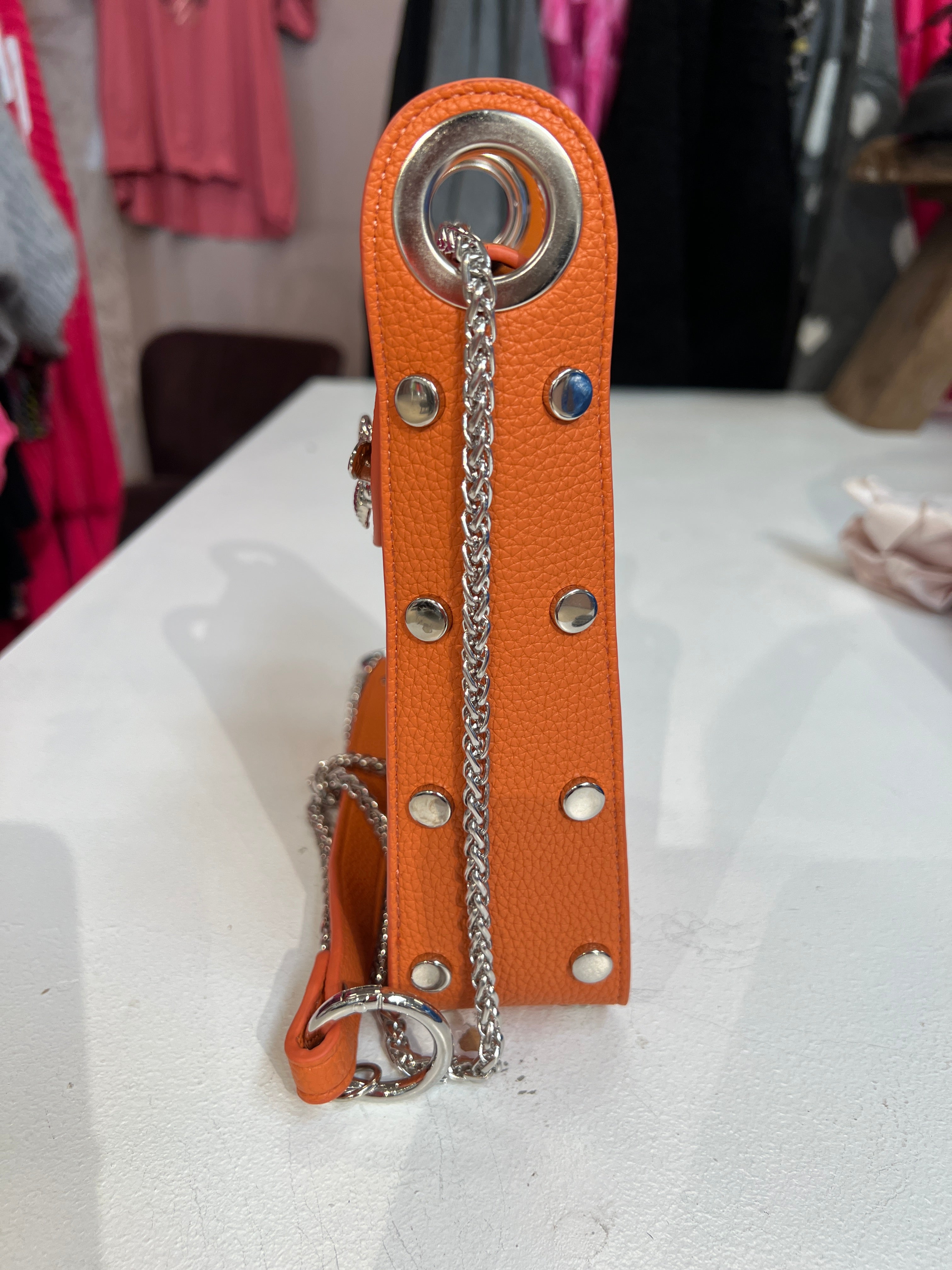 Layla - Cool lille taske med sølv kæde og bi-lukning