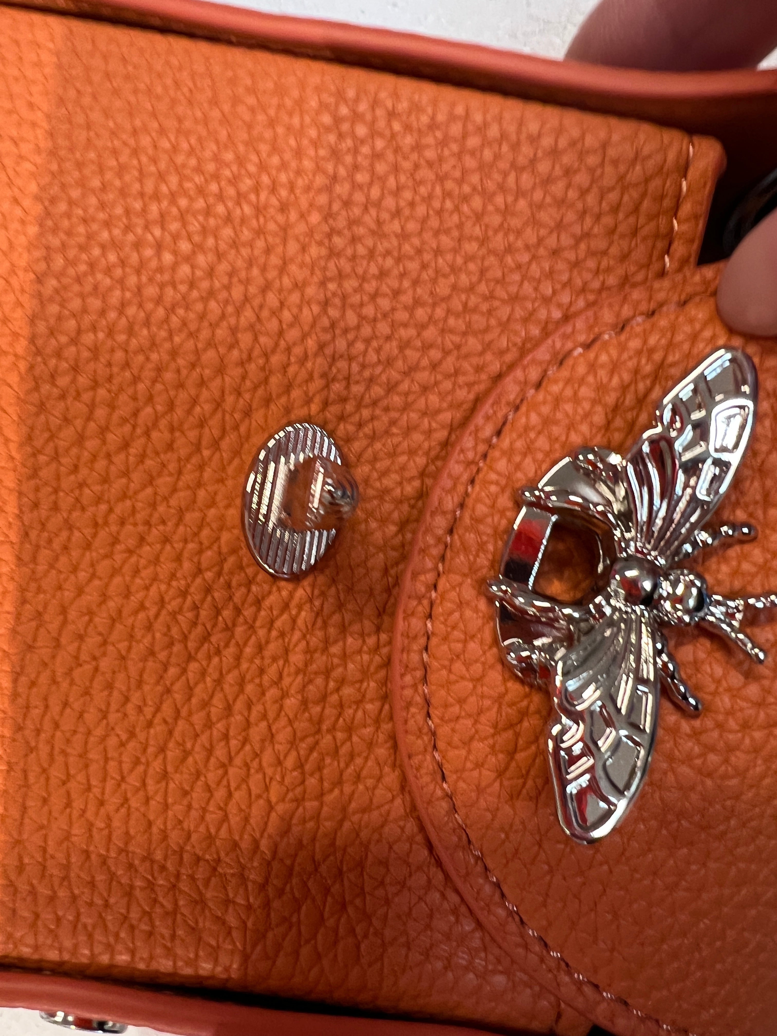 Layla - Cool lille taske med sølv kæde og bi-lukning