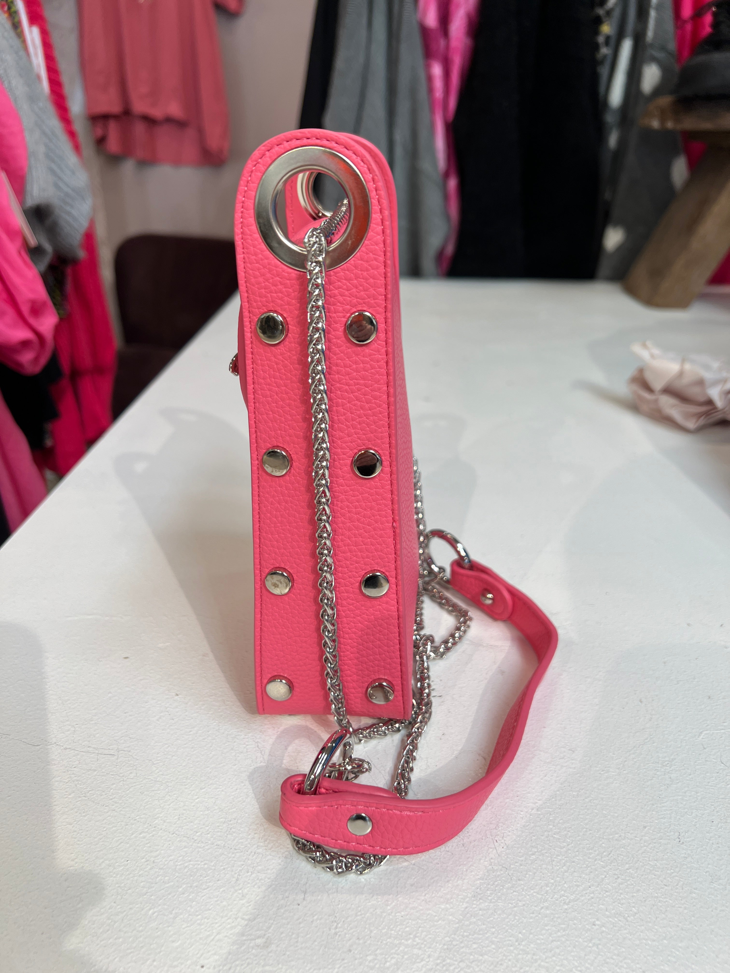 Layla - Cool lille taske med sølv kæde og bi-lukning