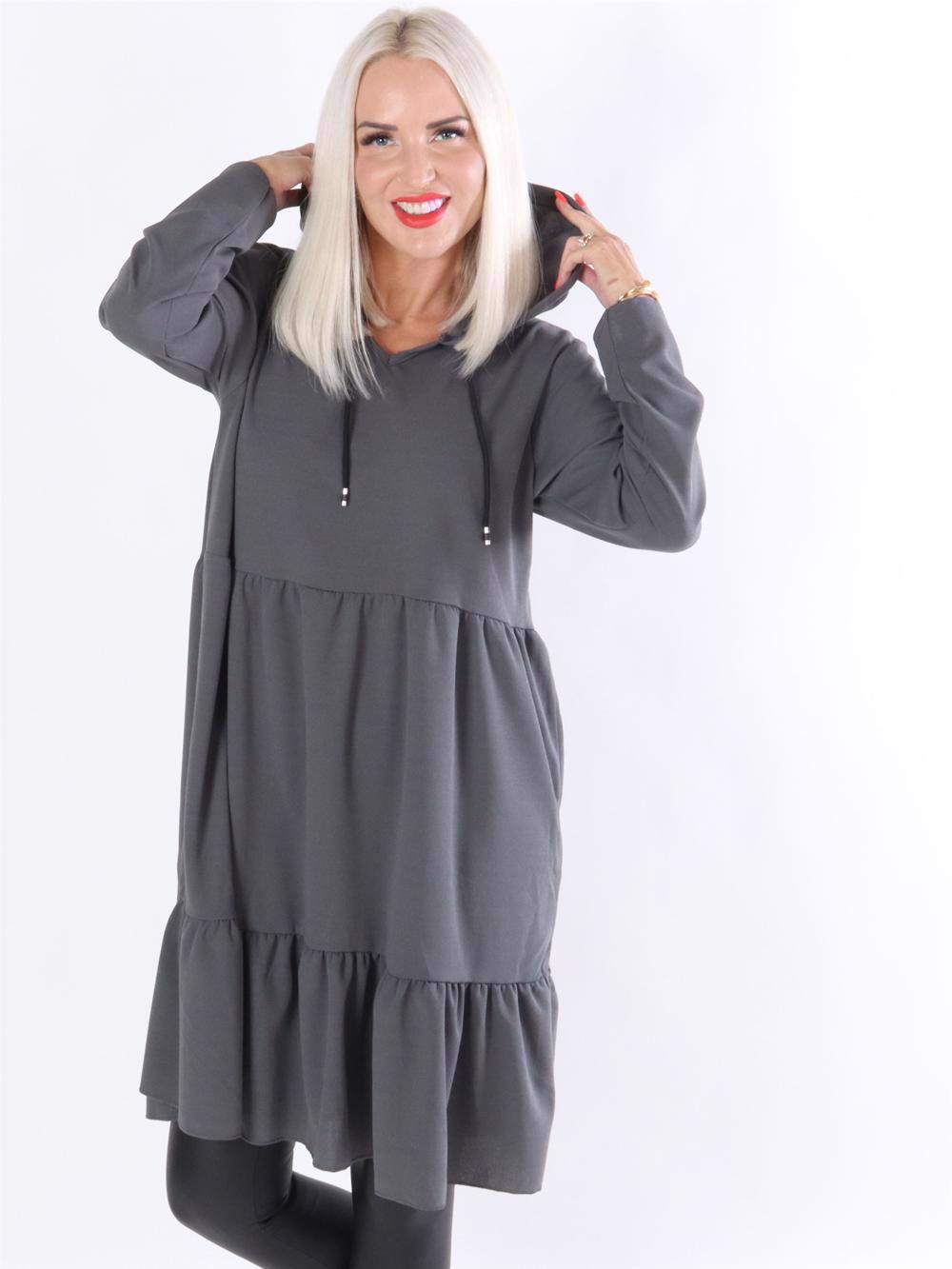 Marianna - Hoodie kjole med lag på lag look