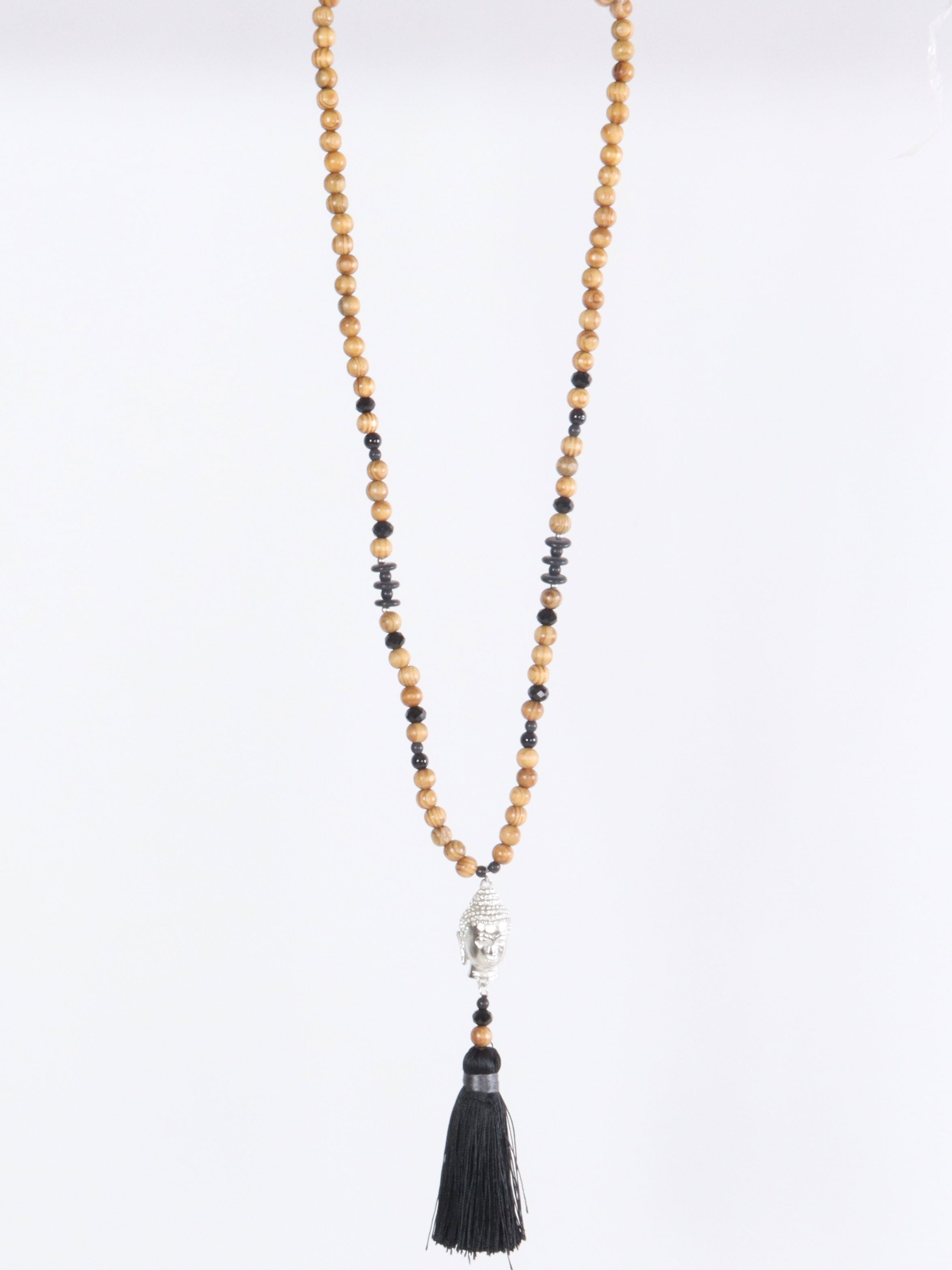 Mathilde - Halskæde i træperler med buddha vedhæng og sort kvast