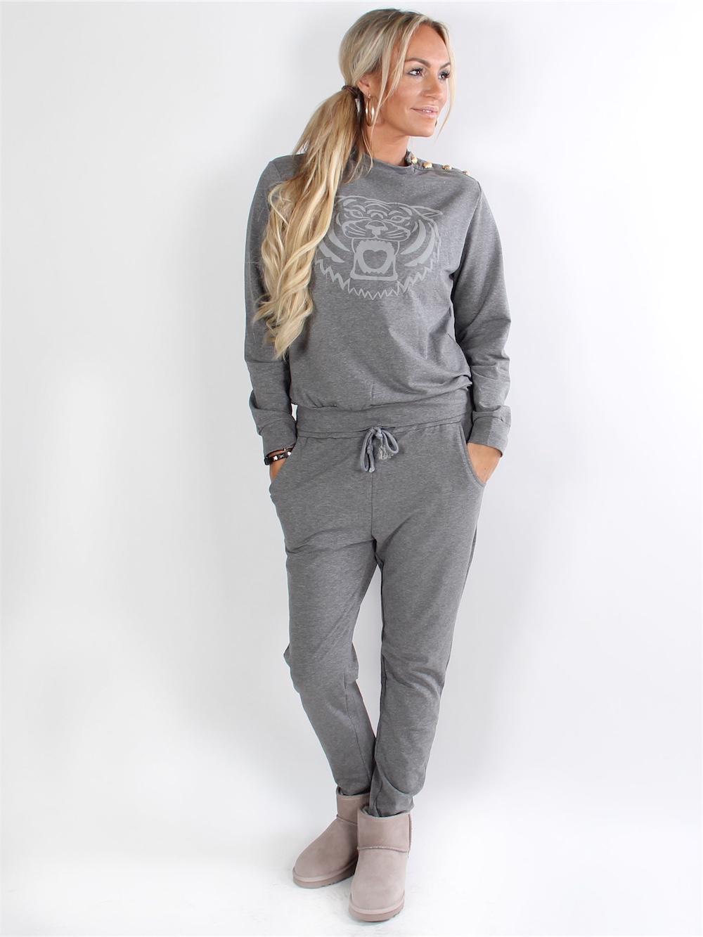 Nelli - Sort joggingsæt med tiger print og guld knapper