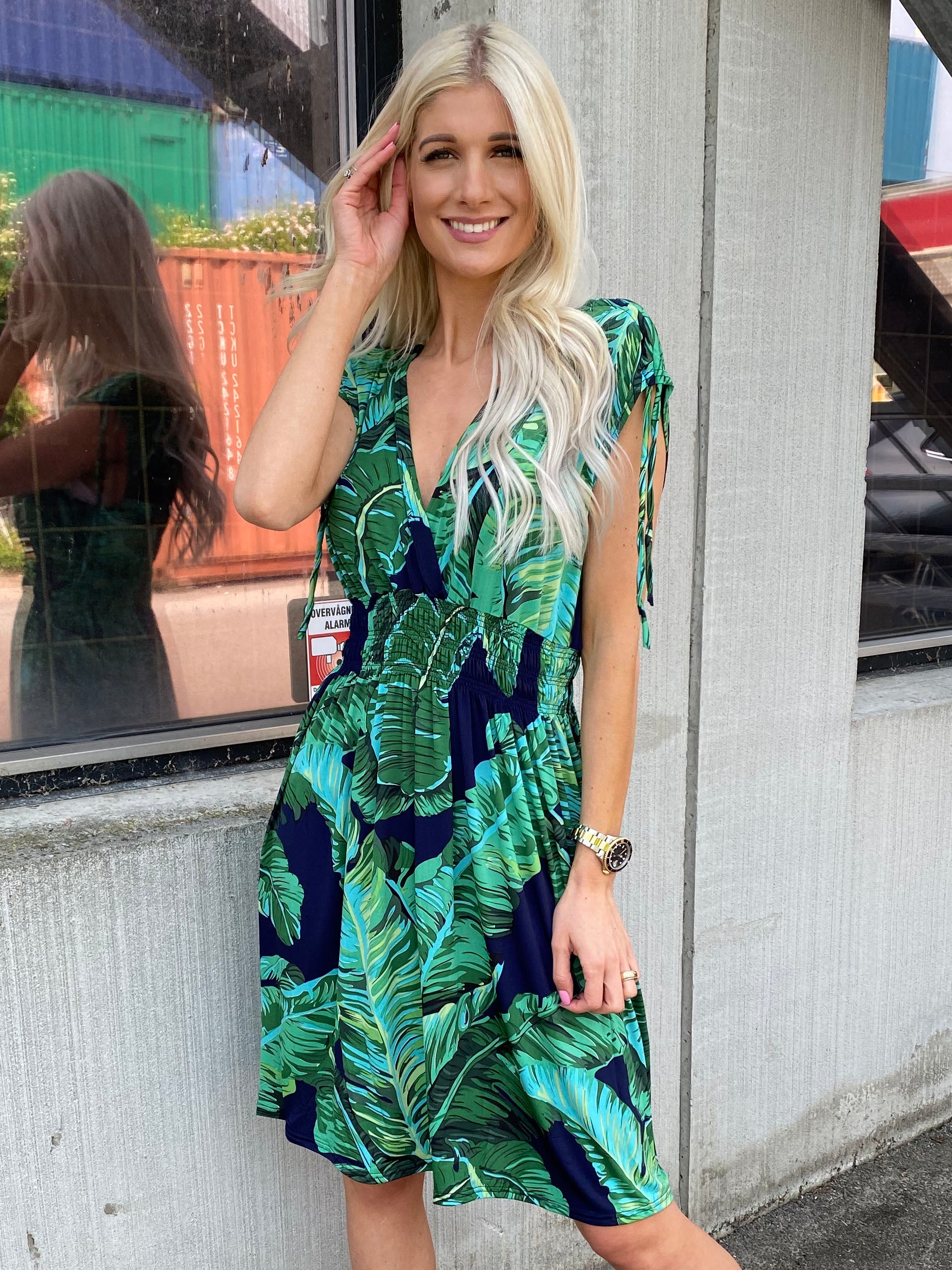 Pams Short - Kort elastisk kjole i krølfrit stof