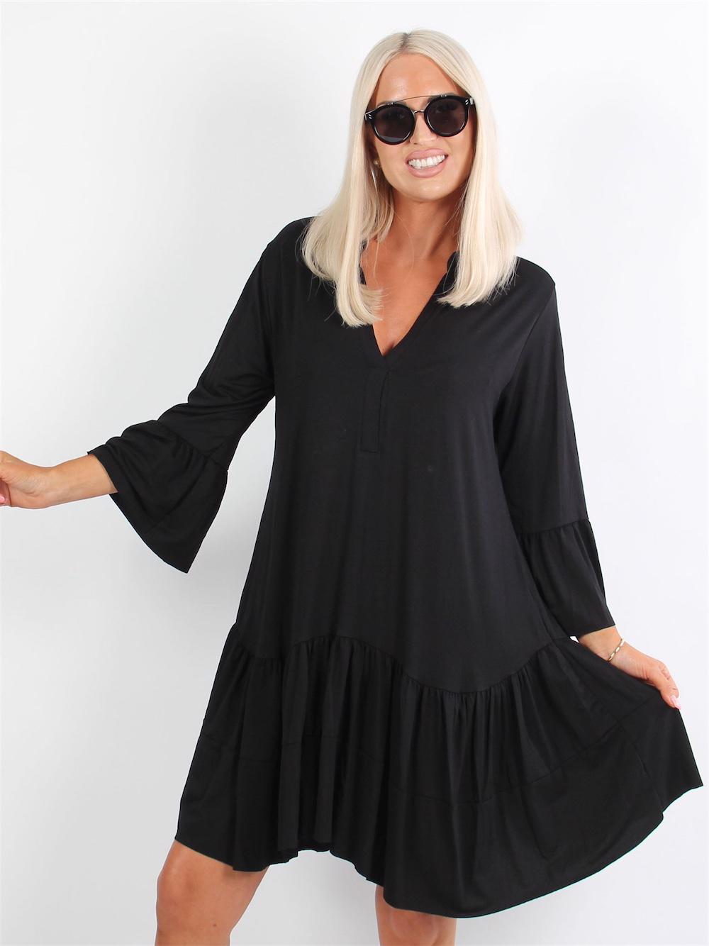 Pauline - Kjole med v-udskæring og lille flæseskørt