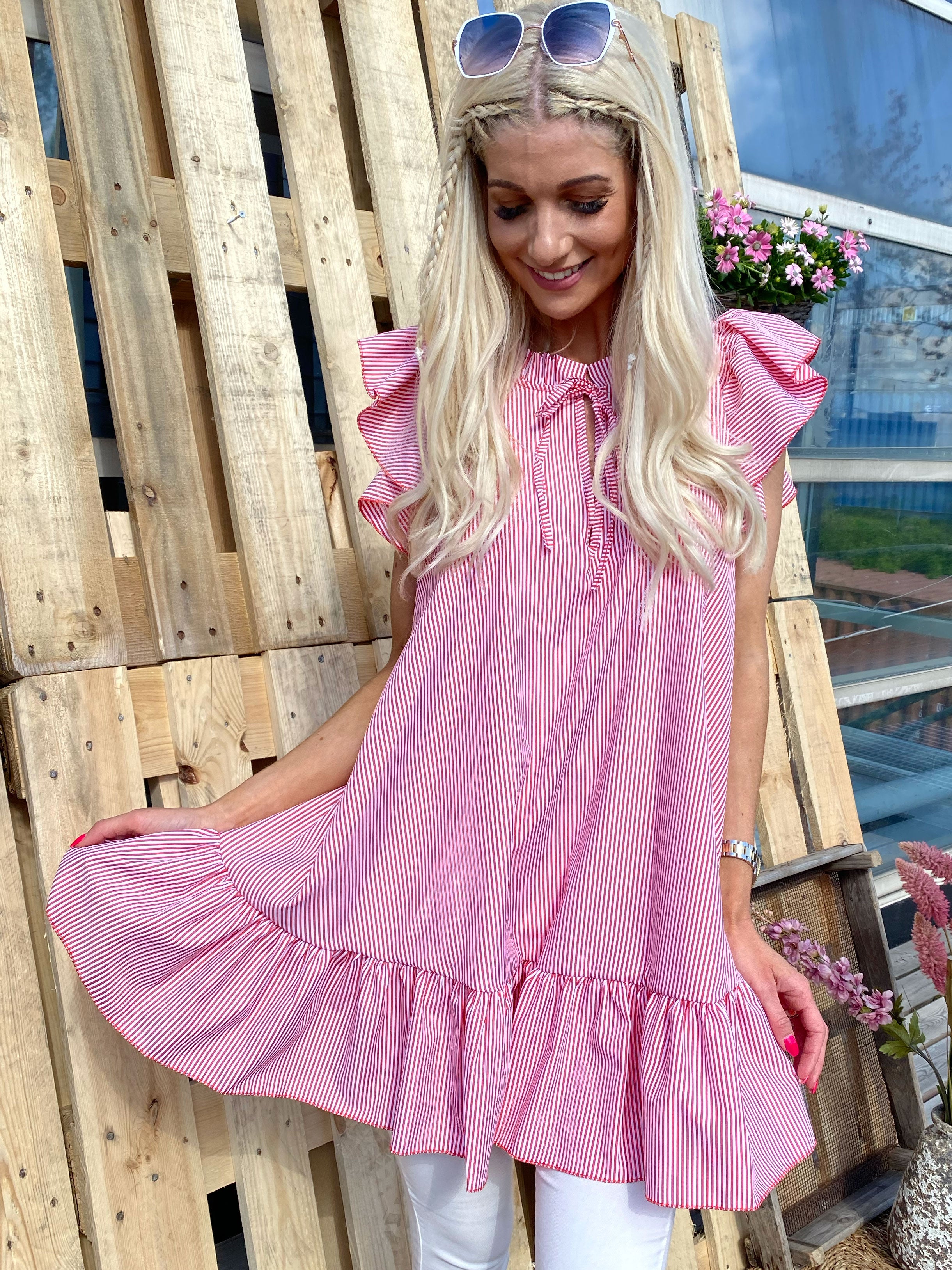 Rosalia -  Stribet kort kjole med flæseærmer