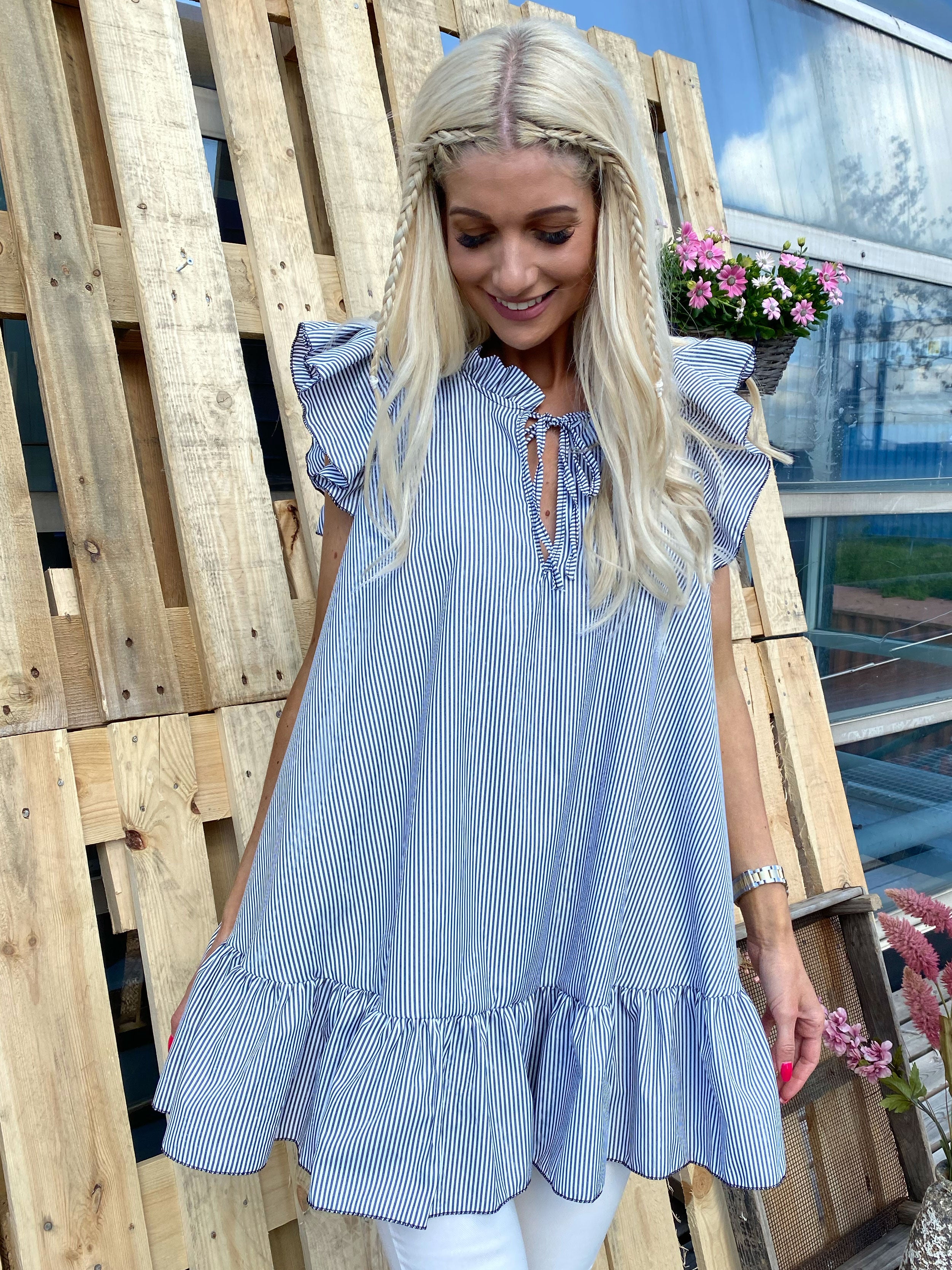 Rosalia -  Stribet kort kjole med flæseærmer