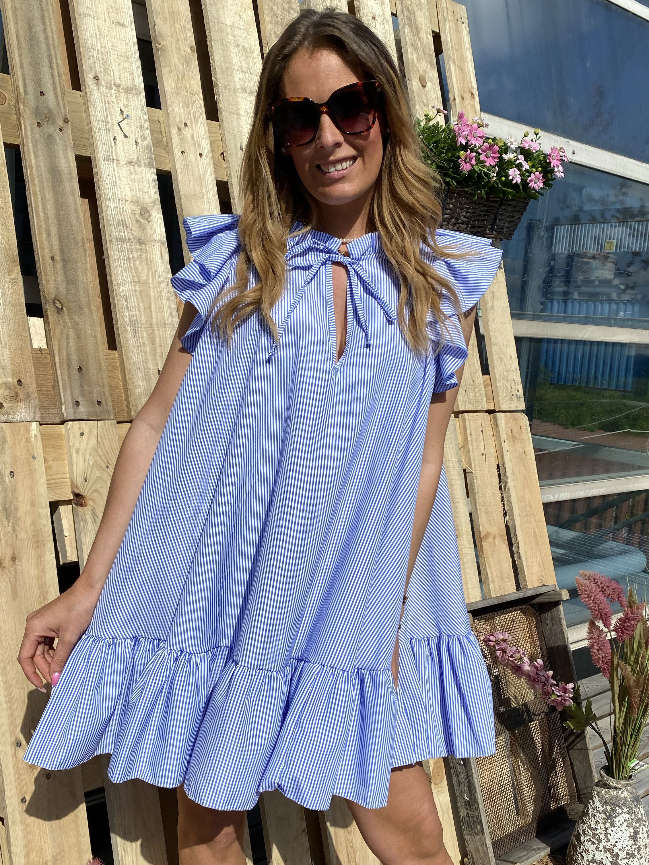 Rosalia -  Stribet kort kjole med flæseærmer