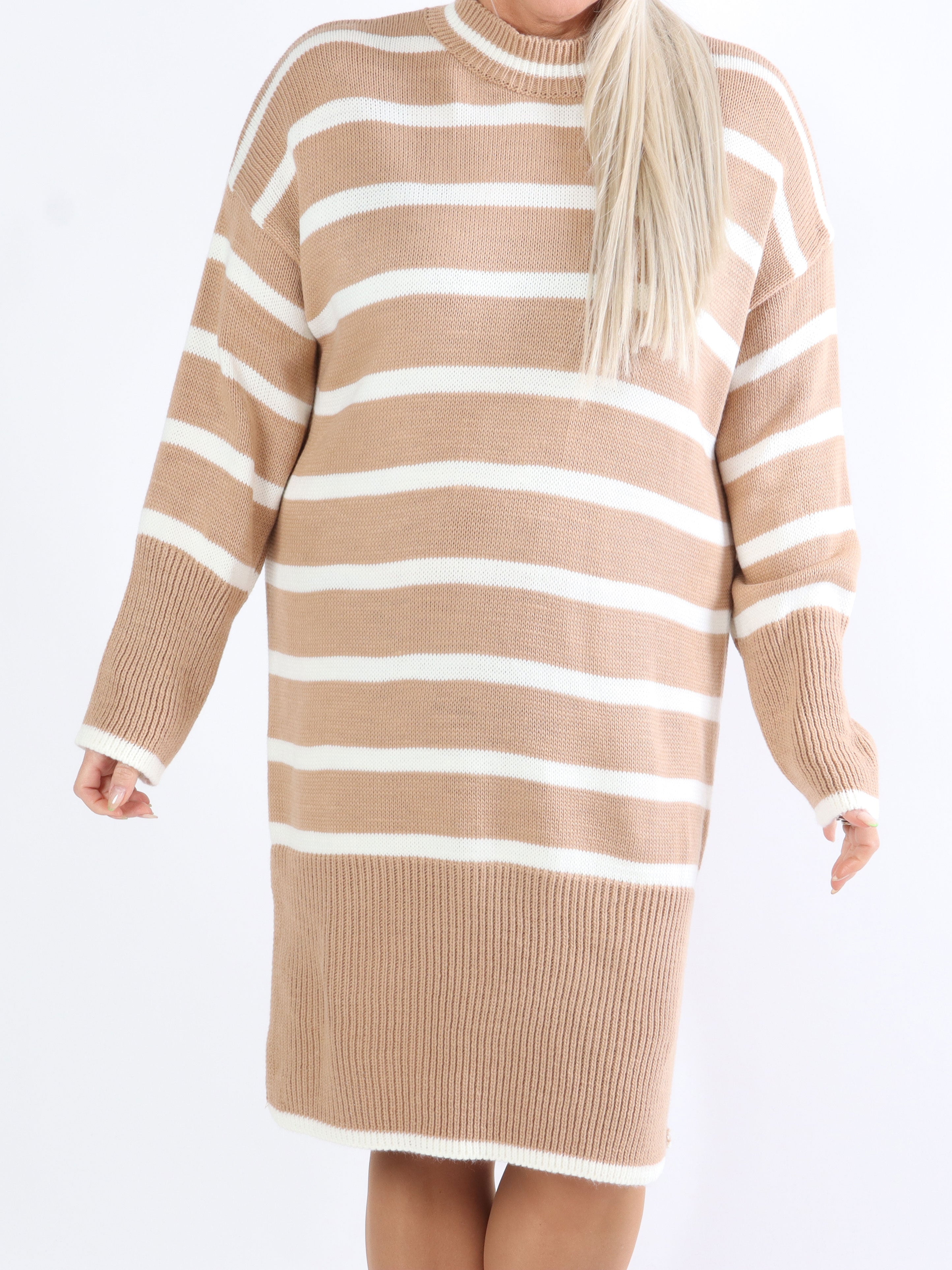 Safiya - Plus size strikkjole med striber