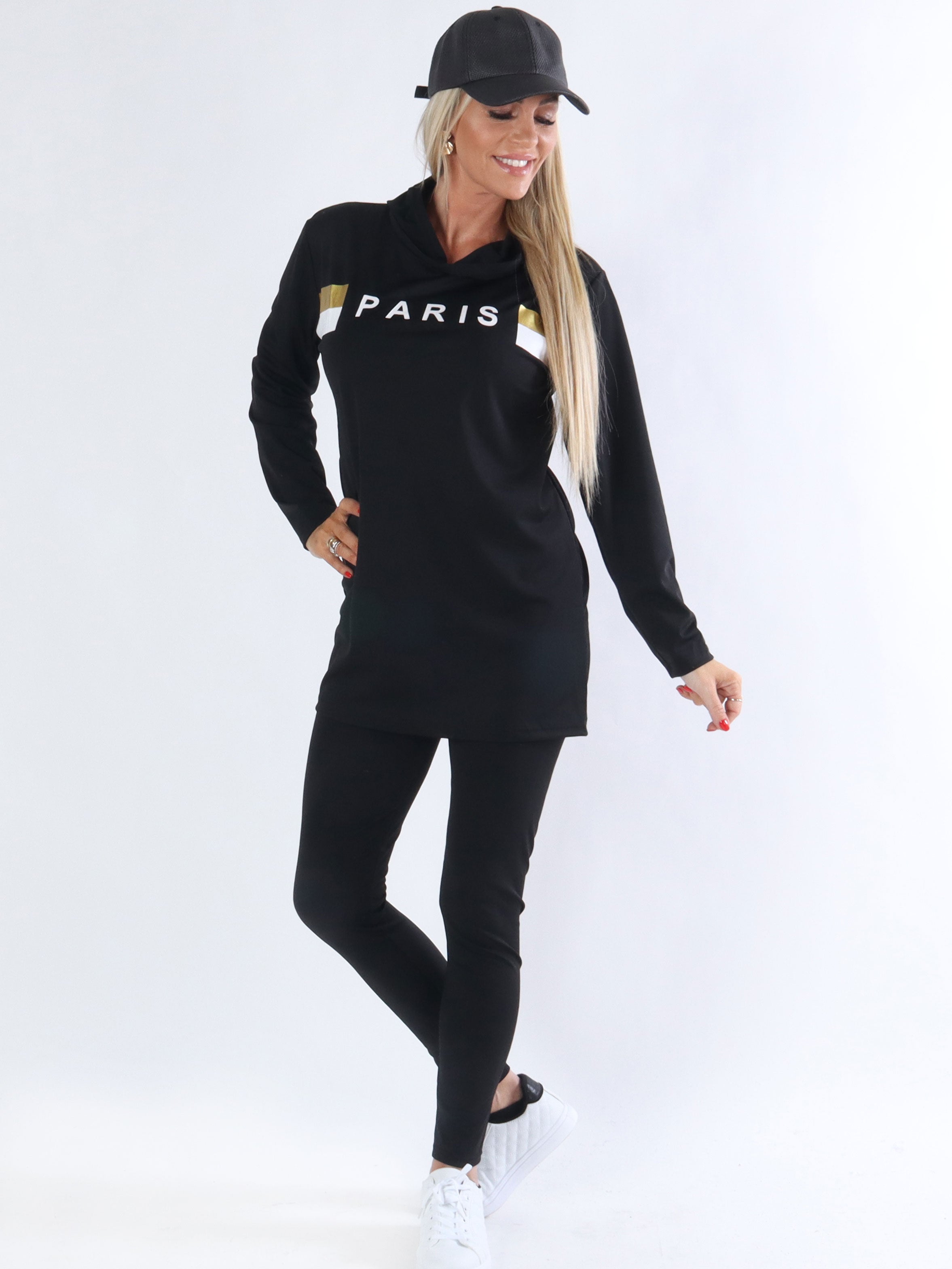 Sanna - Armygrønt joggingsæt med Paris stående på blusen