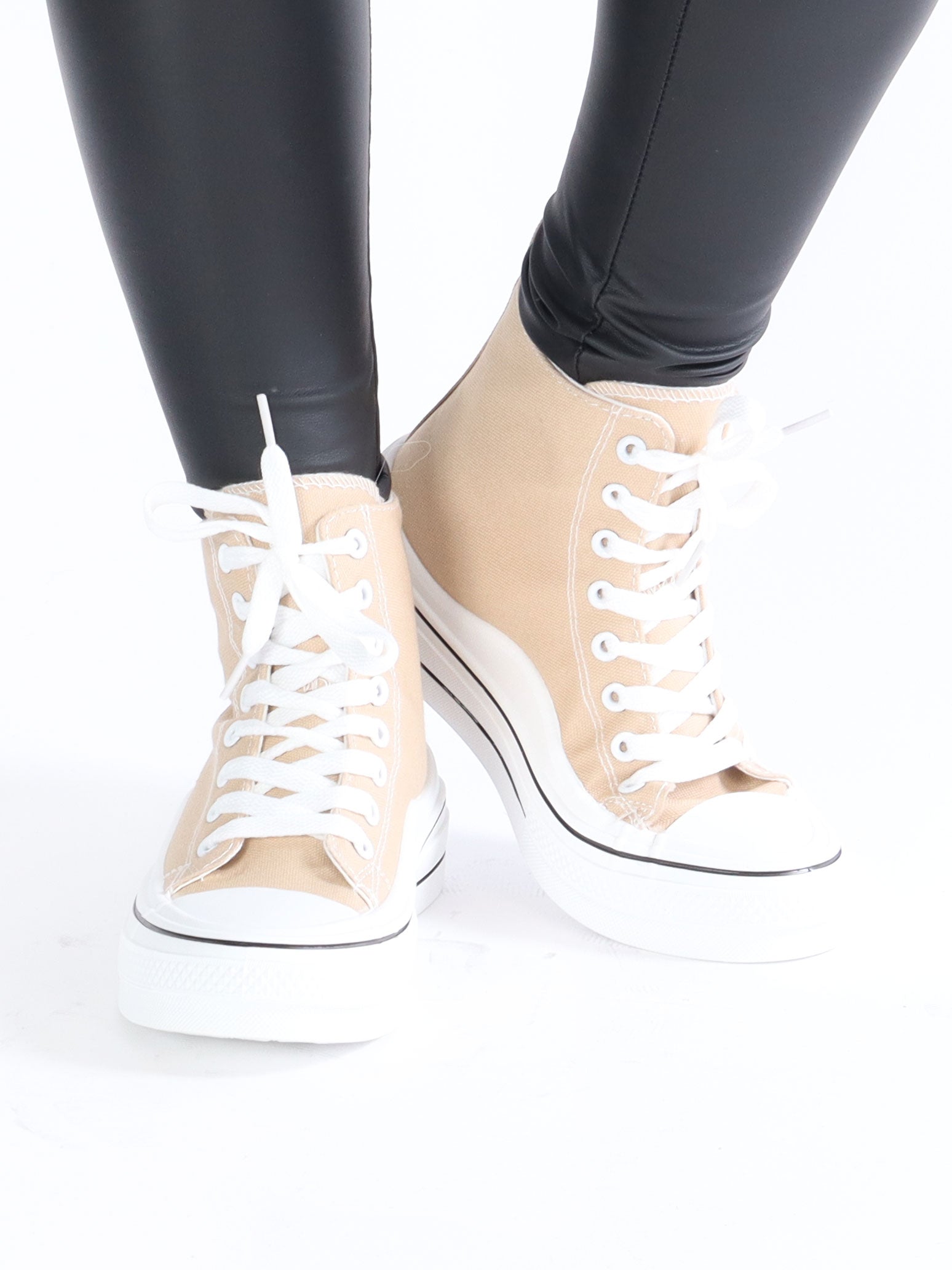 Serina - Sneakers med hvide såler