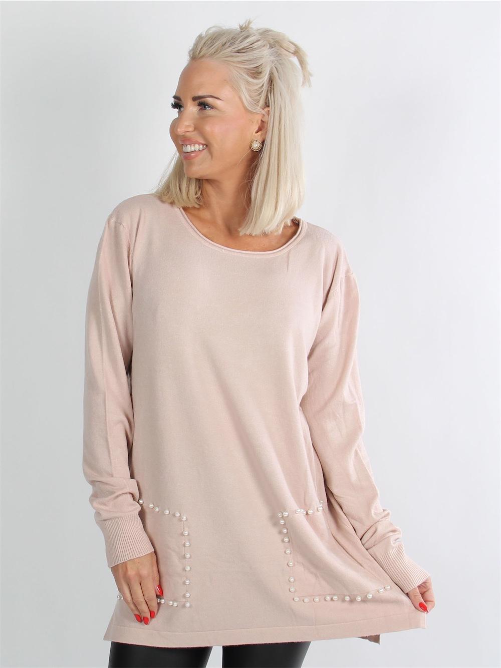 Toscara - Sort langærmet strikbluse med lommer omridset af hvide perler