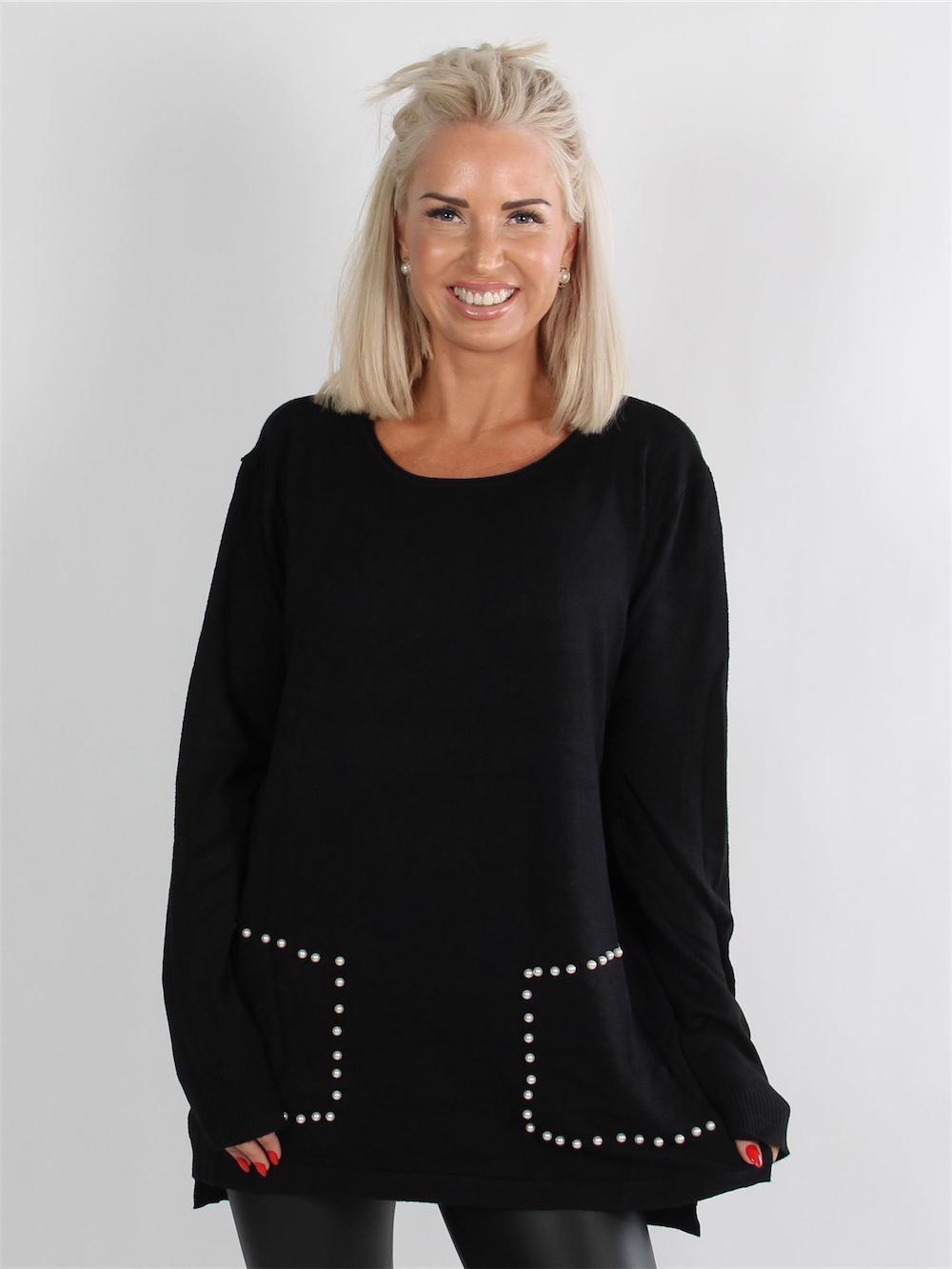 Toscara - Sort langærmet strikbluse med lommer omridset af hvide perler
