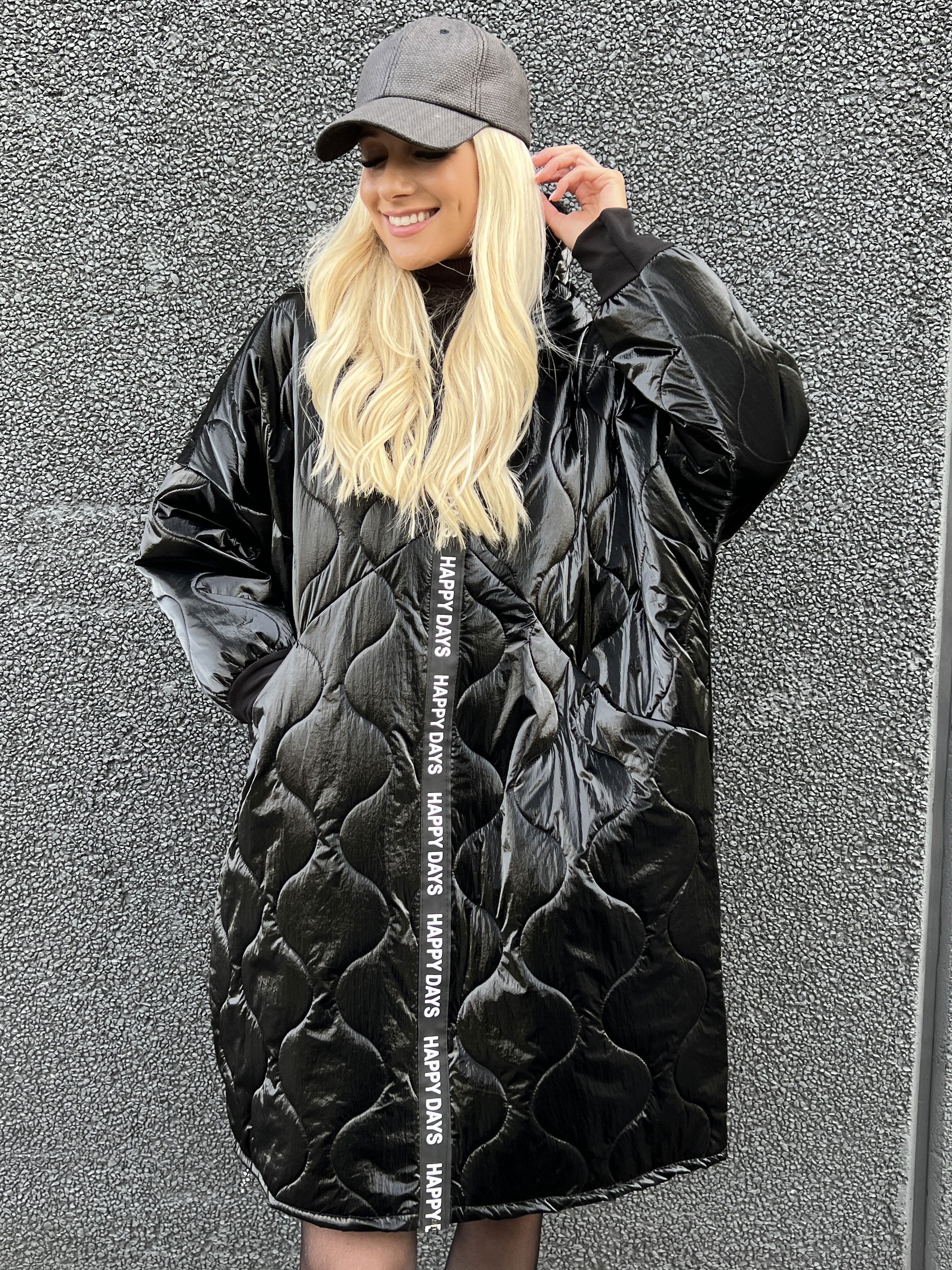 Valeria - Sort oversized shiny jakke med hvid skrift