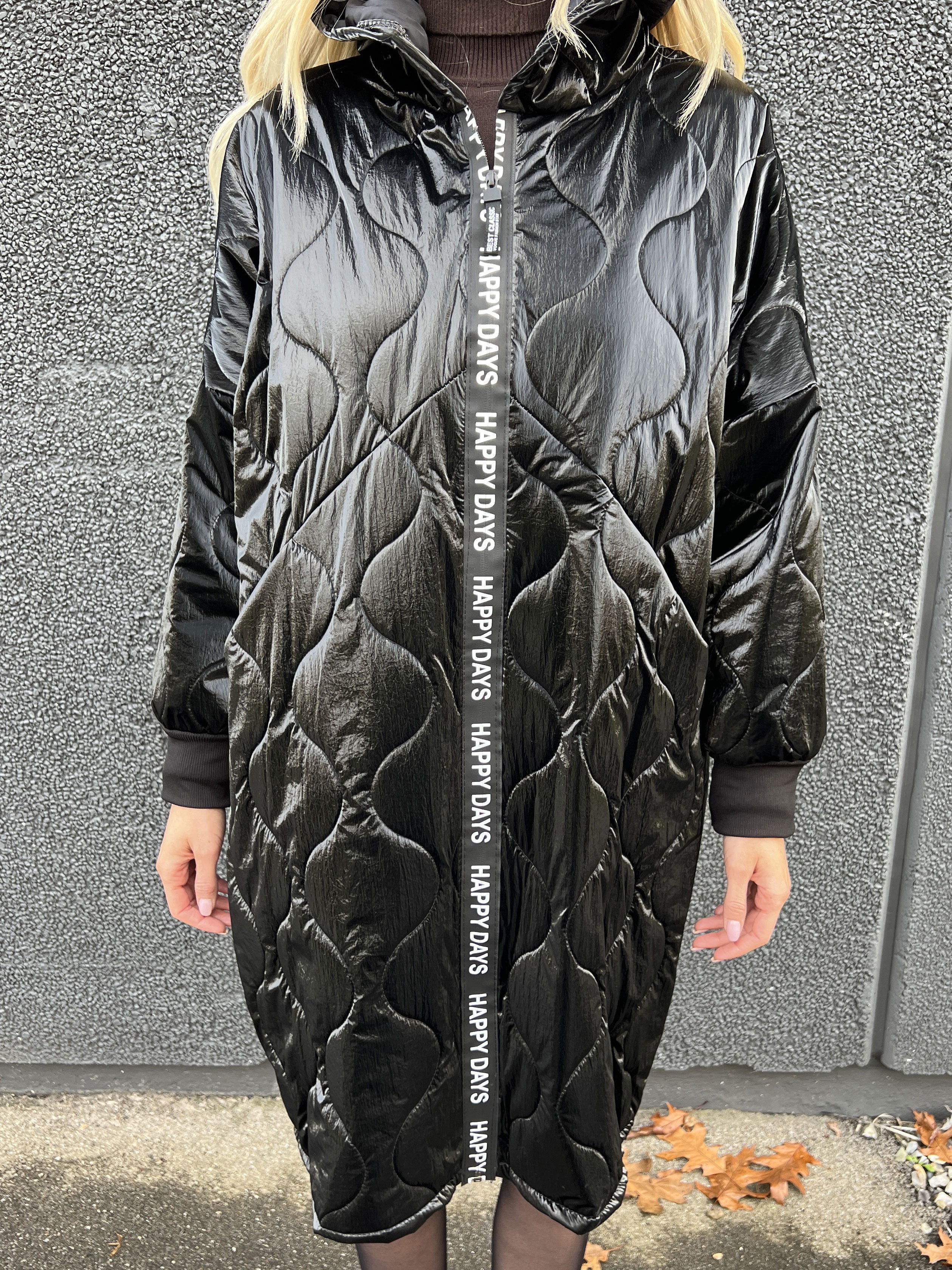 Valeria - Sort oversized shiny jakke med hvid skrift