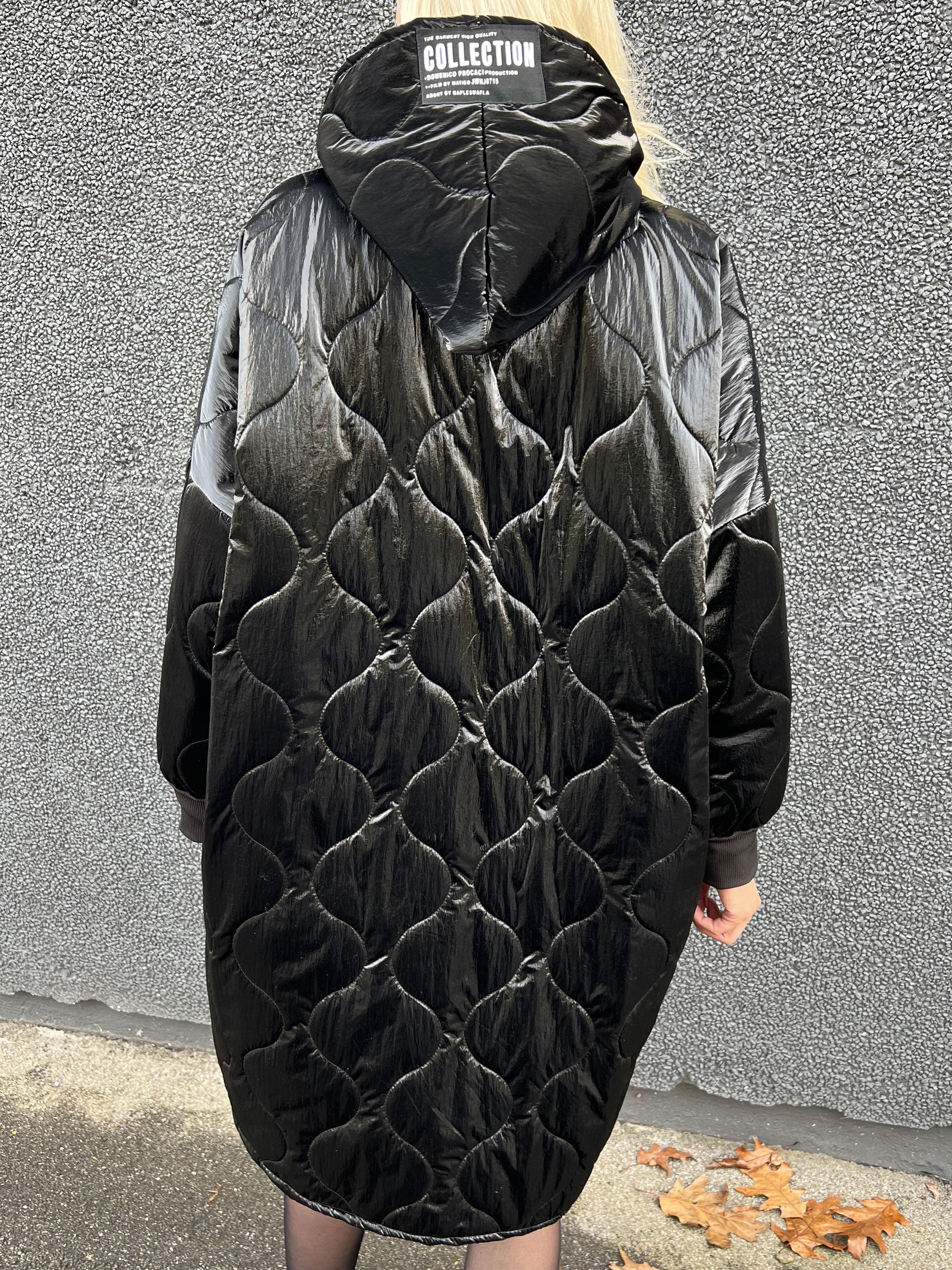 Valeria - Sort oversized shiny jakke med hvid skrift