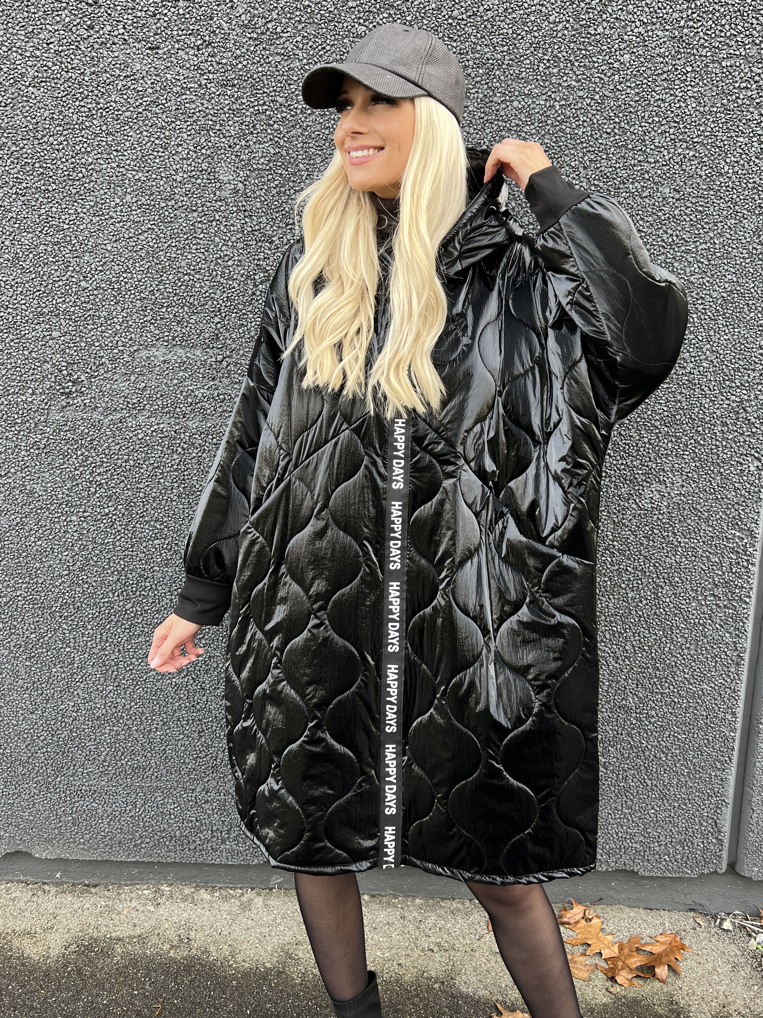 Valeria - Sort oversized shiny jakke med hvid skrift