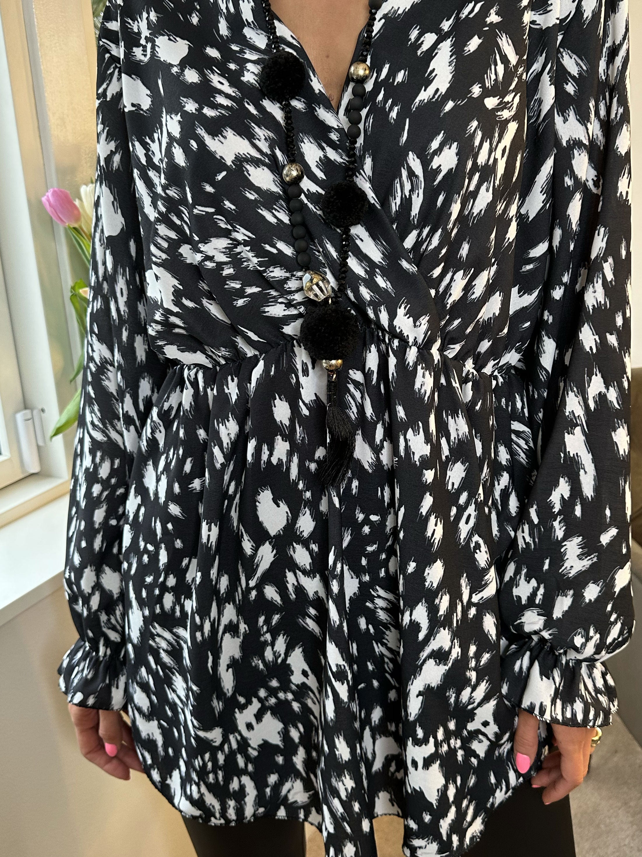 Yda - Sød mønstret bluse med elastik i taljen